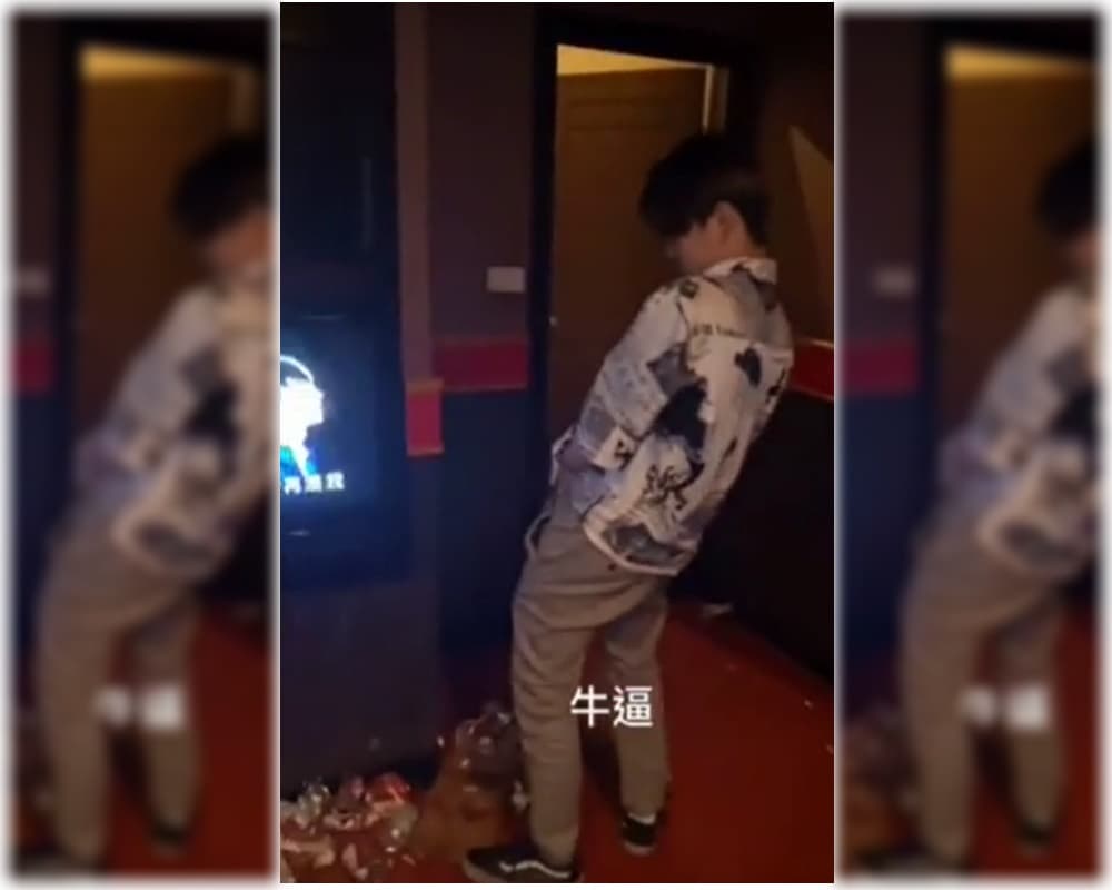 廁所明明就在斜前方,金髮男卻對著電視旁的地板撒尿。(翻攝Dcard)