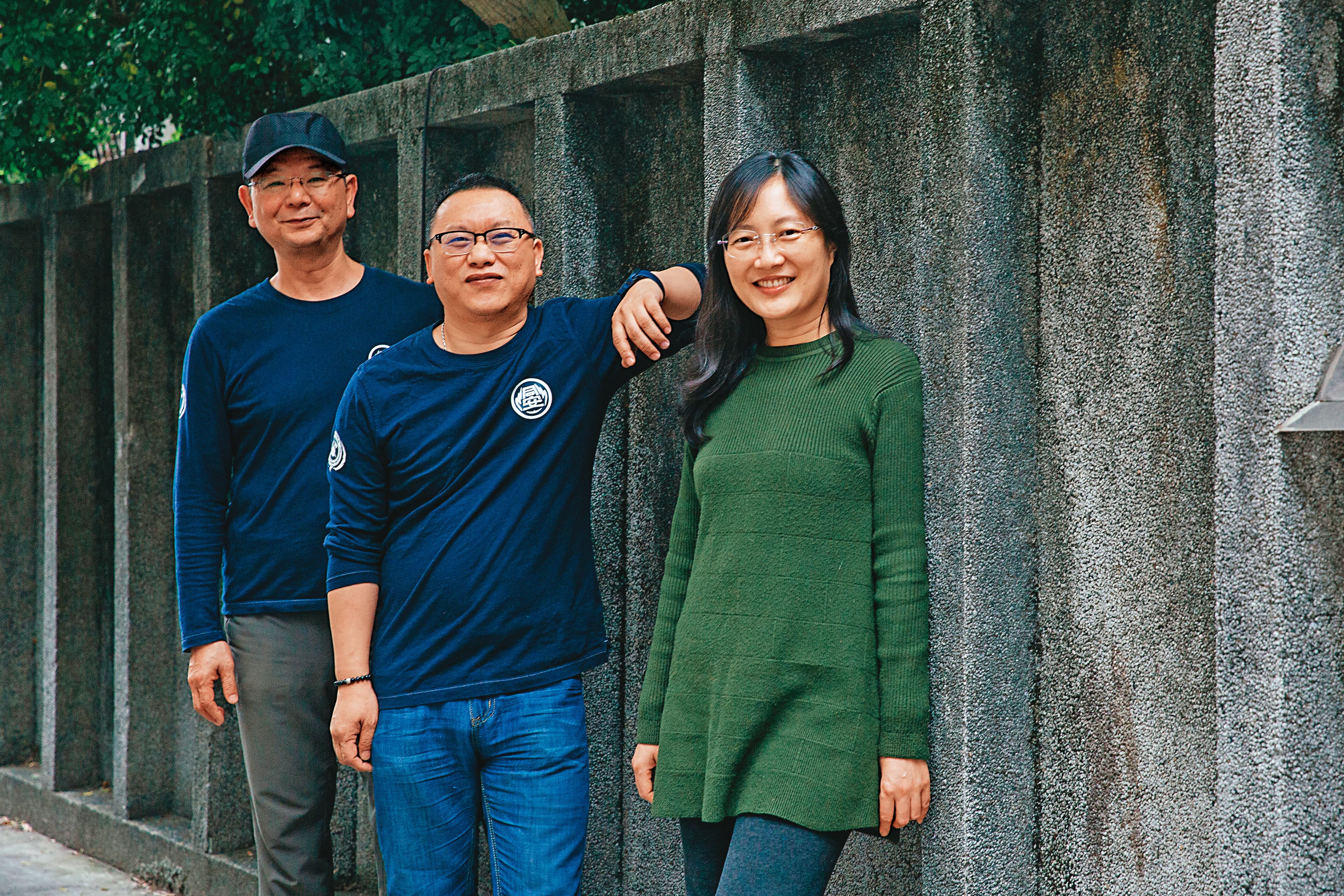 製作人李志薔(左)與導演蔡銀娟(右),力邀湯昇榮(中)加入《火神》擔任劇本顧問及製作人。