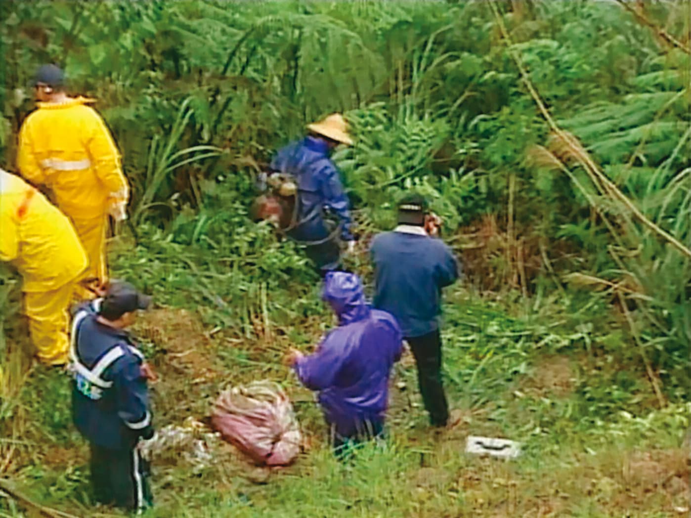 警方在新北市汐止八連山區搜索,陸續找到其他屍塊。(東森新聞提供)