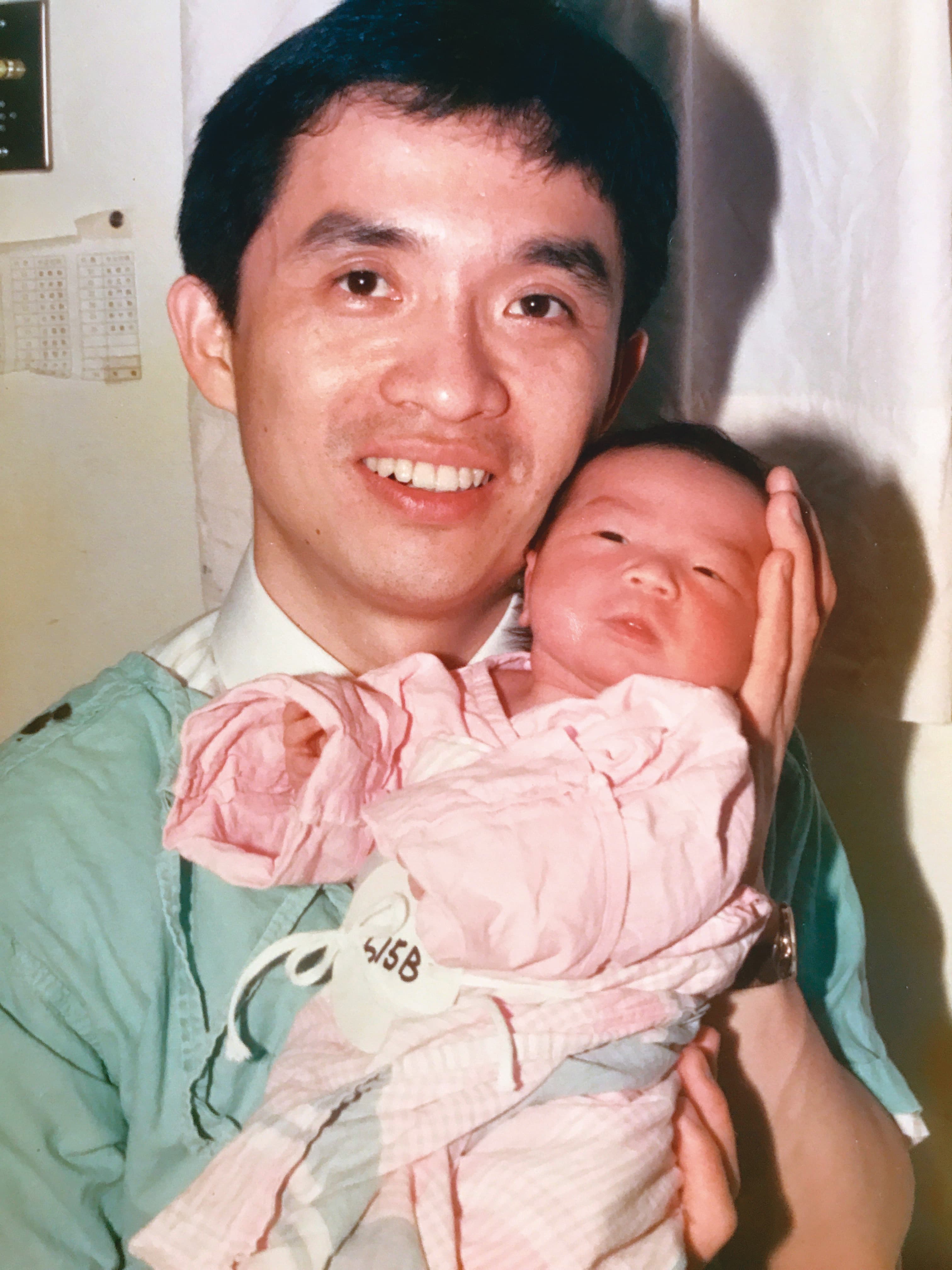 江盛(左)的2個女兒都由他自己接生。(江盛提供)