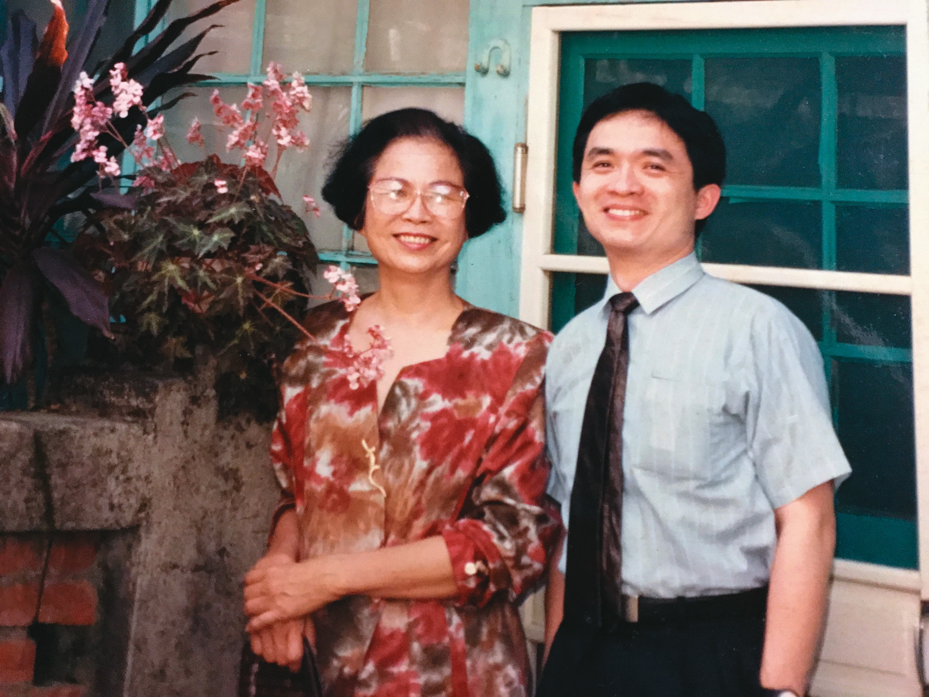 江盛(右)說,母親(左)的藝術涵養與勇敢做夢的積極個性,對他影響極大。(江盛提供)