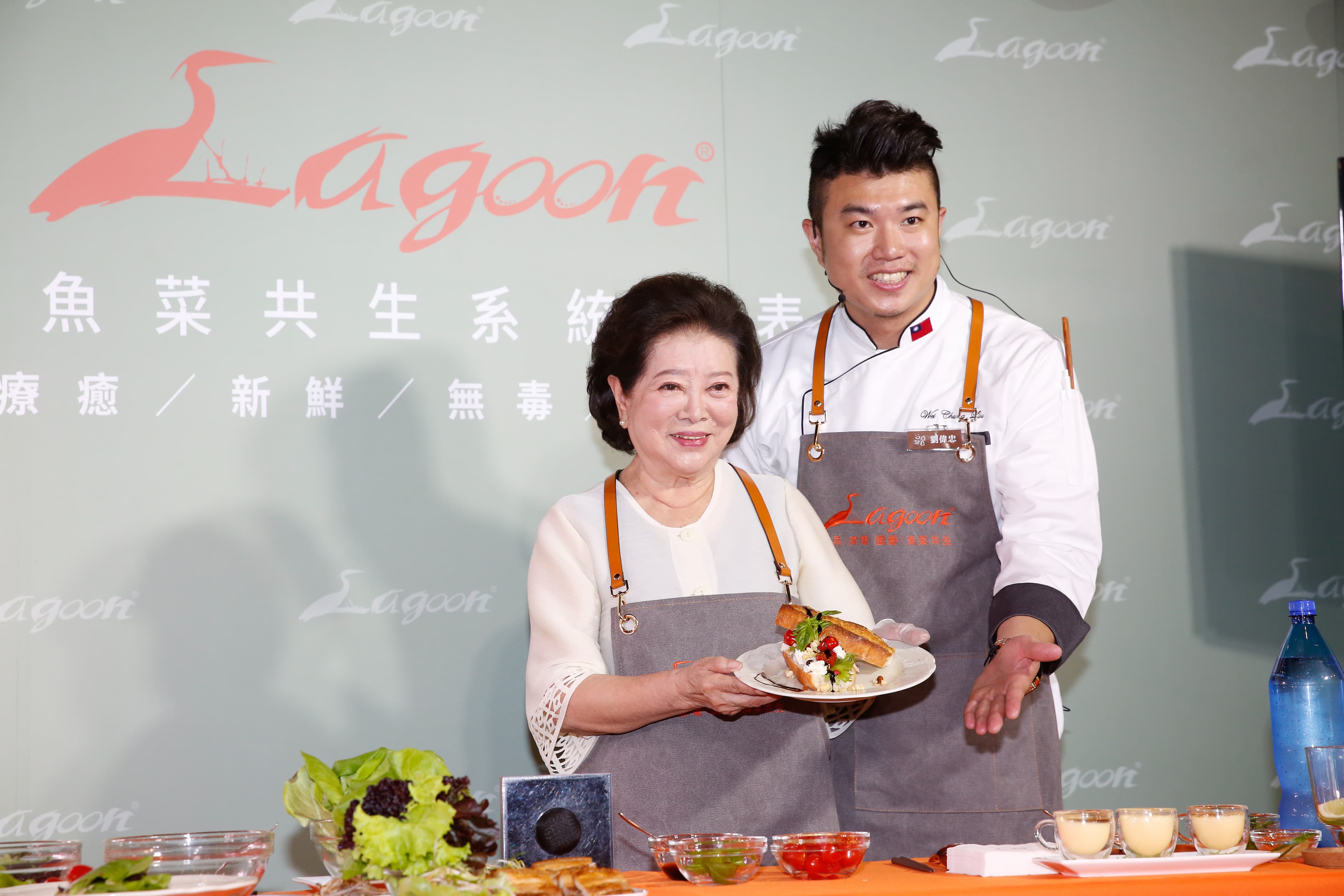 與大廚一起利用商品種出的蔬菜製作料理,她透露自己廚藝甚佳,是辦桌等級。
