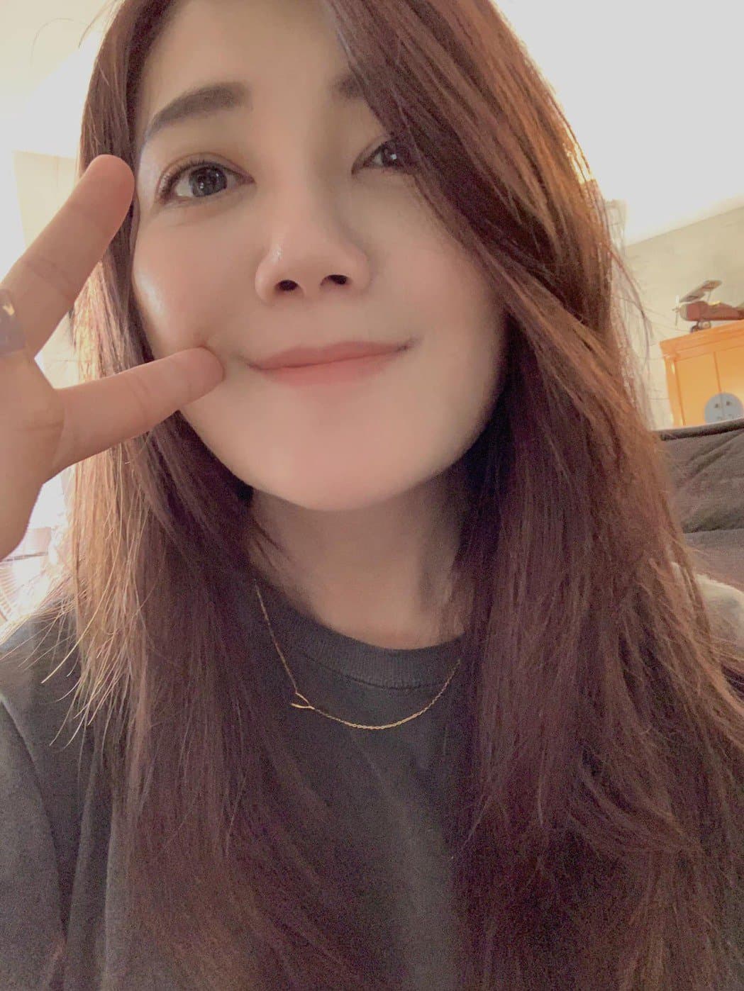 梁靜茹離婚後接連和鍾成虎、藝術商人傳出緋聞。(翻攝自梁靜茹臉書)