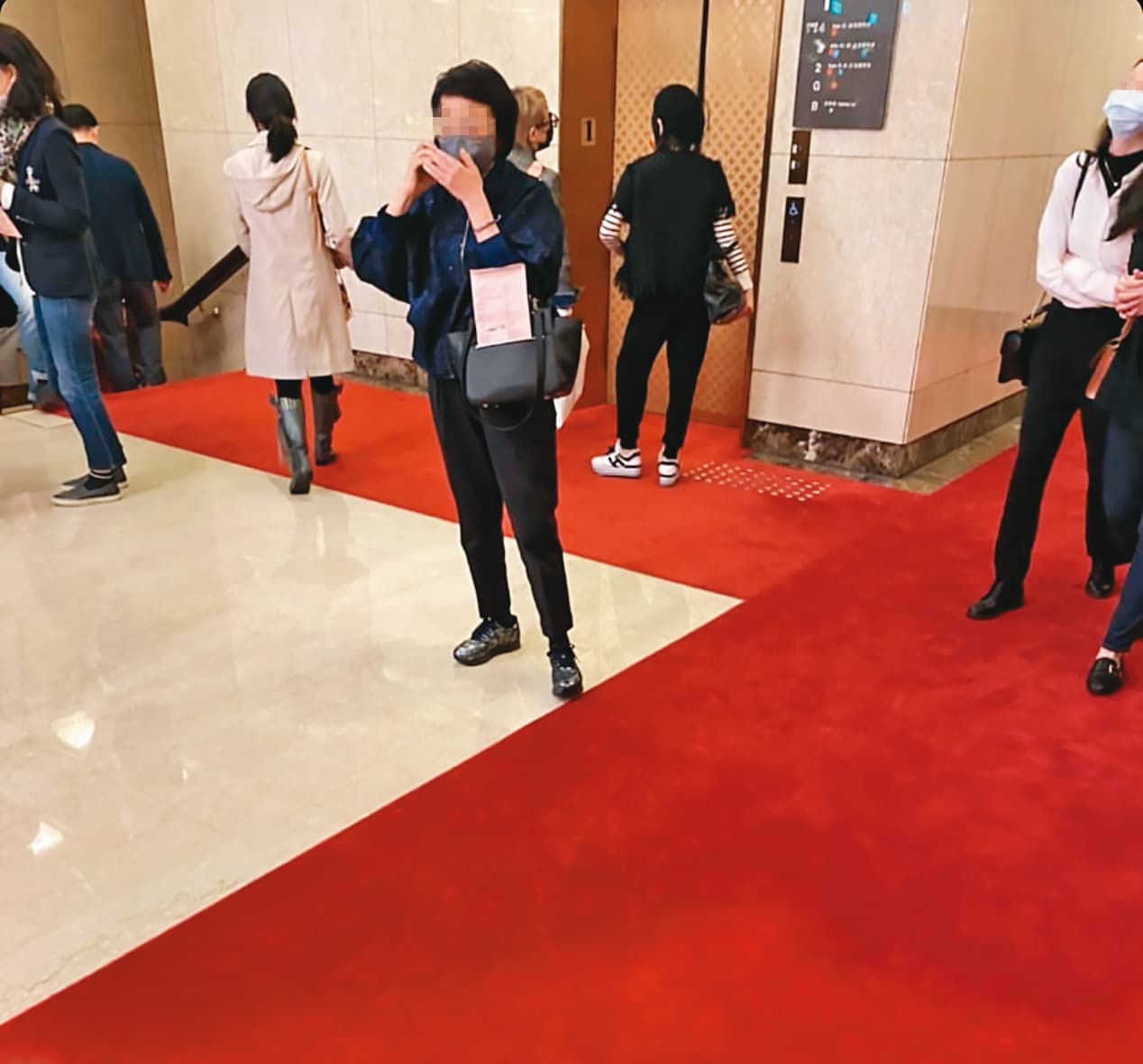 張清芳生活除了派對、度假外,也有陶冶身心的藝文活動,遭民眾直擊和李明依去國家戲劇院看戲。