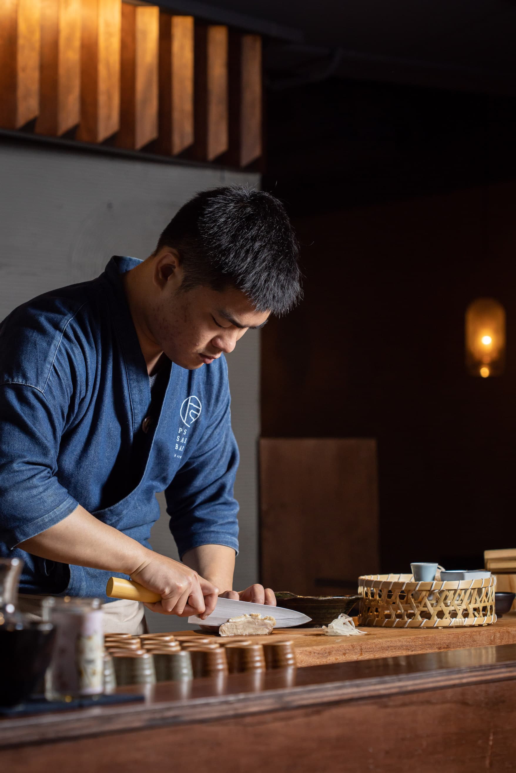 PS Sake Bar店長在台前製作適合搭配清酒的精緻冷前菜。