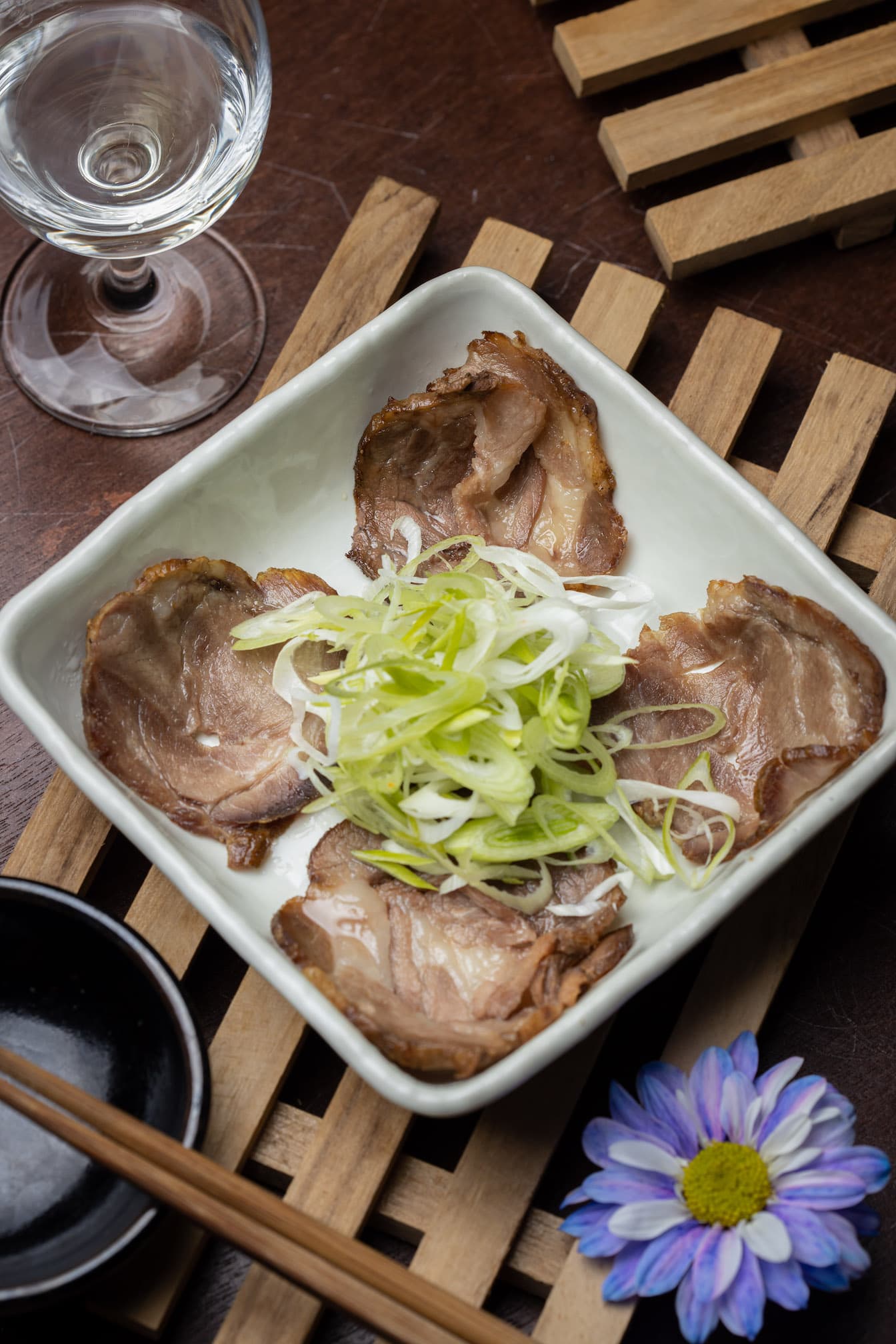 鹽味與醬油漬2種作法的「自家製伊比利燒肉」搭配青蒜,屬於重口味的肉香。(360元/份)