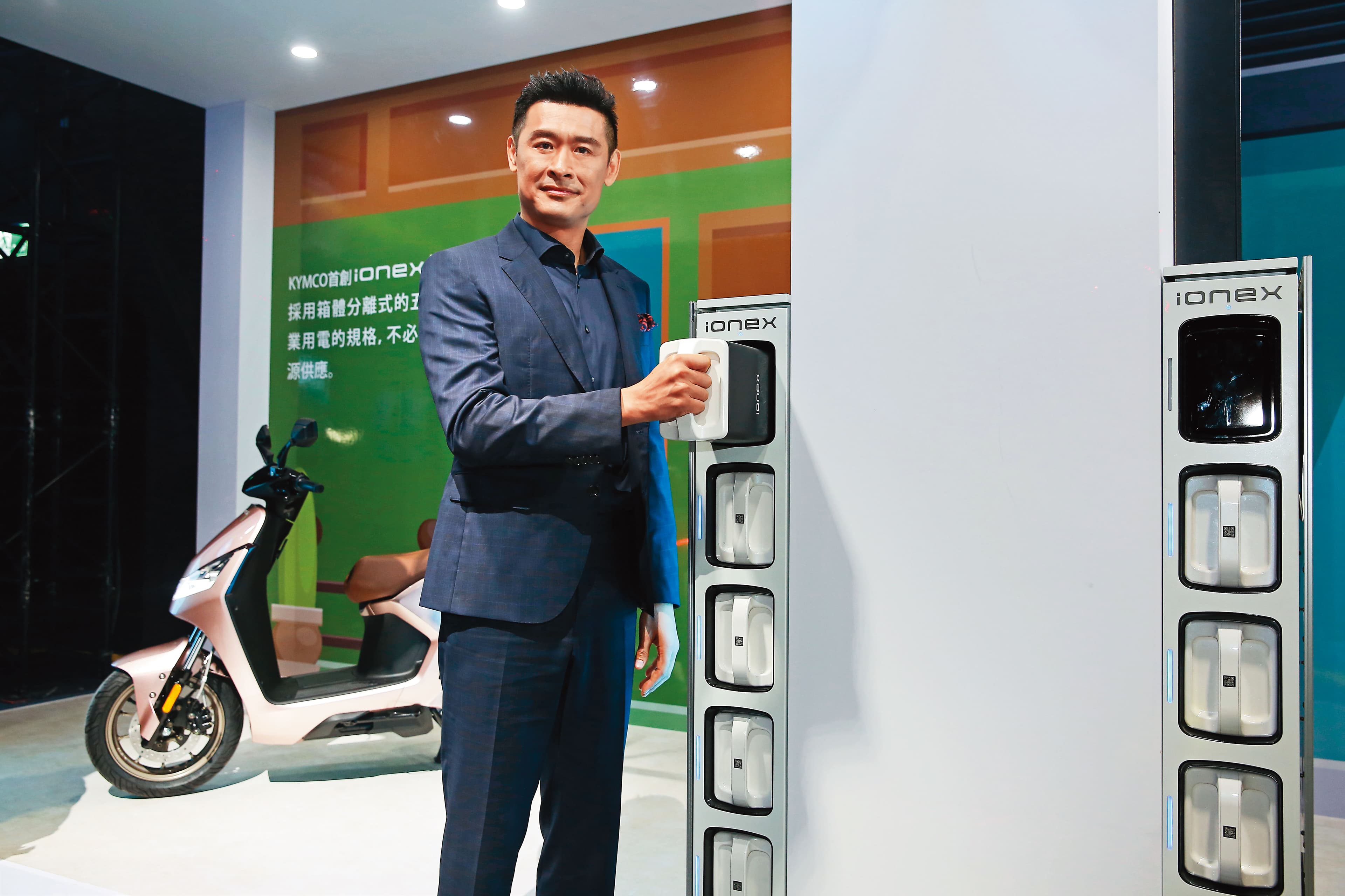 為搶下電動機車龍頭寶座,光陽董事長柯勝峯發明懸掛式換電站。