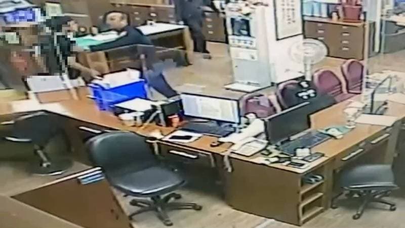 鍾嫌友人聚眾至派出所鬧事叫囂,被警方以妨害公務罪嫌將4人逮捕。(翻攝畫面)