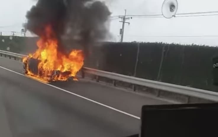 整台藍寶堅尼超跑休旅車就當場燃燒變成火球。(翻攝自記者爆料網粉專)