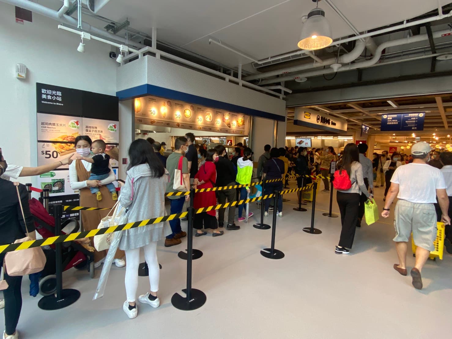 IKEA內湖店開幕雖碰上下雨天,依然吸引大批民眾前往朝聖。