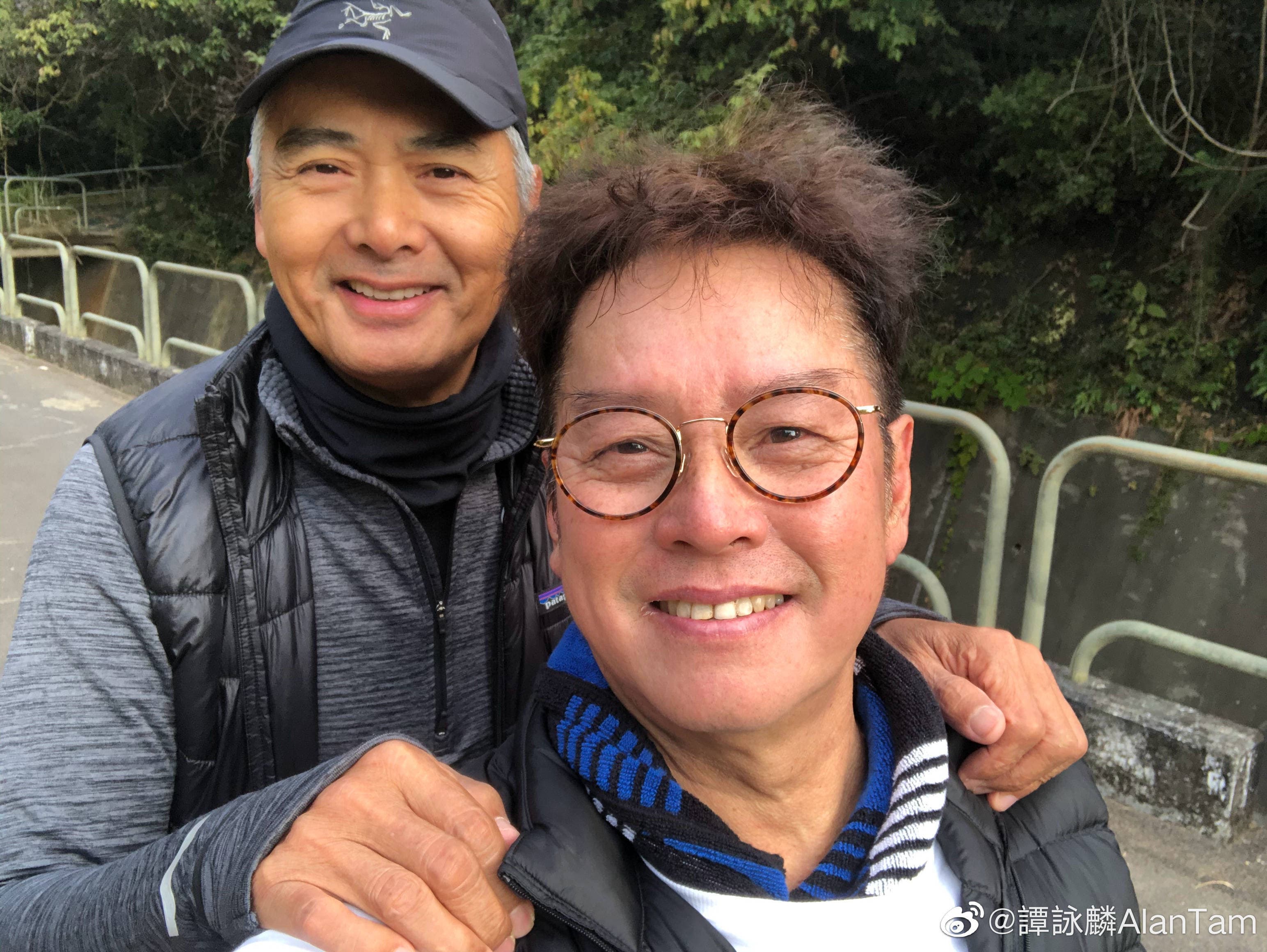 歌手譚詠麟也多次在山上遇上周潤發,還笑言找天要試一下周潤發的按摩手法。(翻攝自譚詠麟微博)