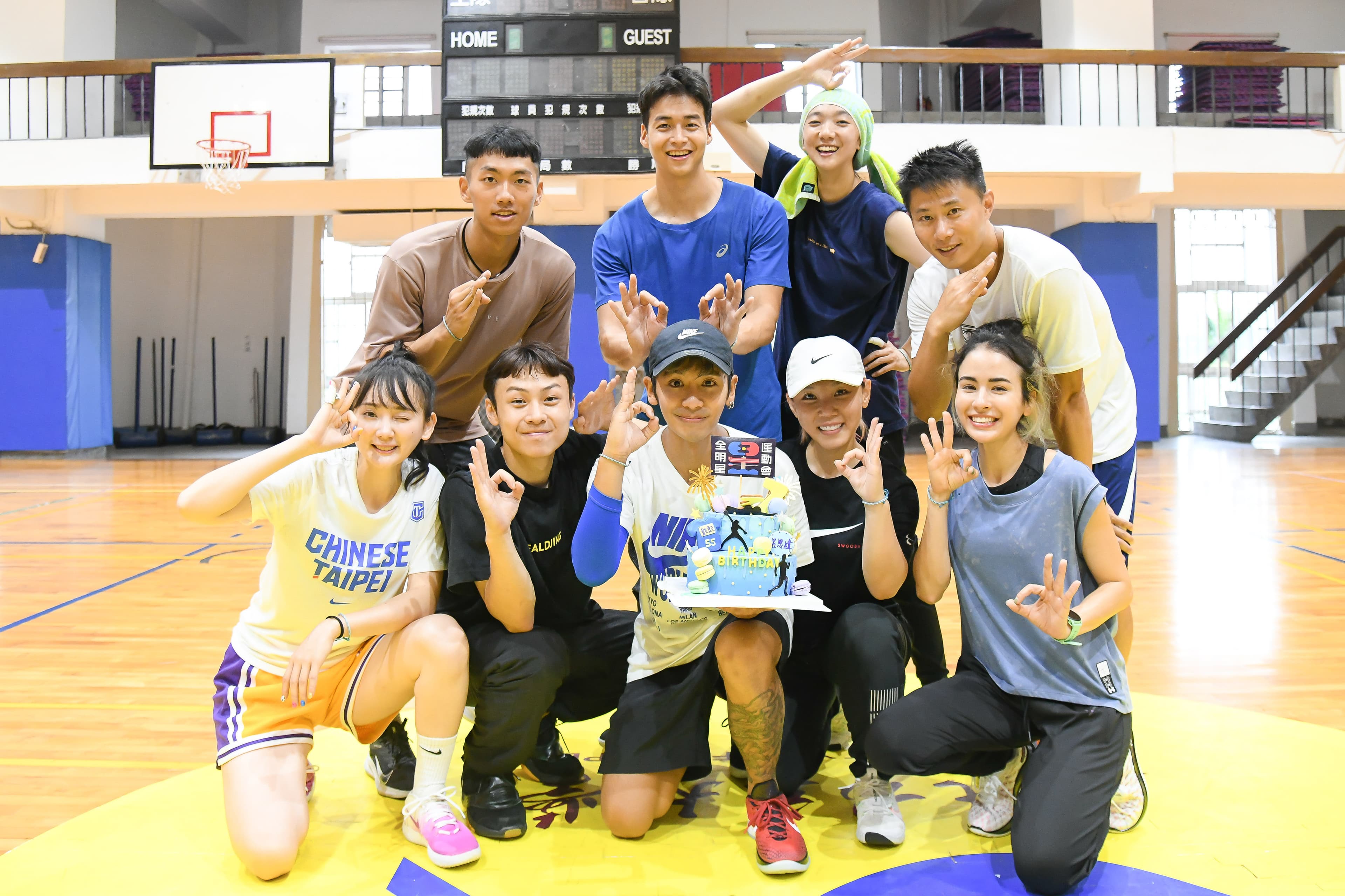 鼓鼓在《全明星運動會》藍隊隊友的陪伴下慶生。(相信音樂提供)