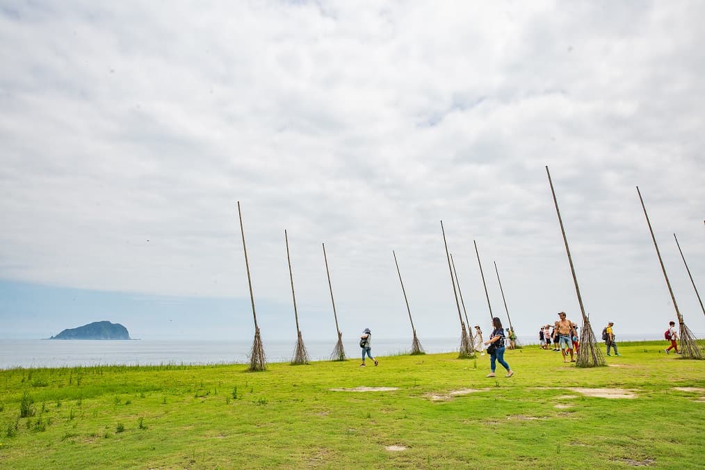 海科館旁的潮境公園,海邊巨大飛天掃帚是熱門打卡點,也是北海岸賞海祕境。