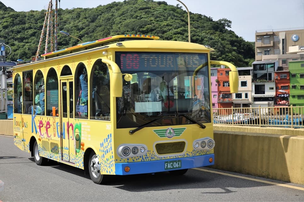 T88 基隆觀光巴士,串連基隆市重要景點,搭配隨車專業導覽人員,提供在地特色店家優惠。