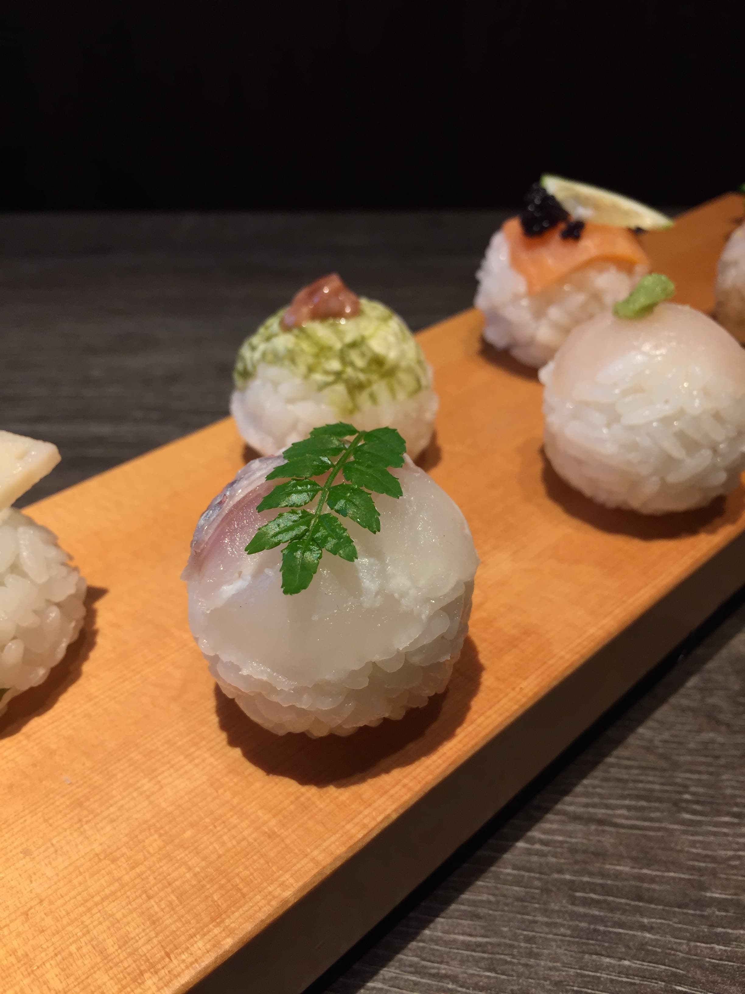 近拍日本版的finger food「一口壽司」，圓滾可愛。