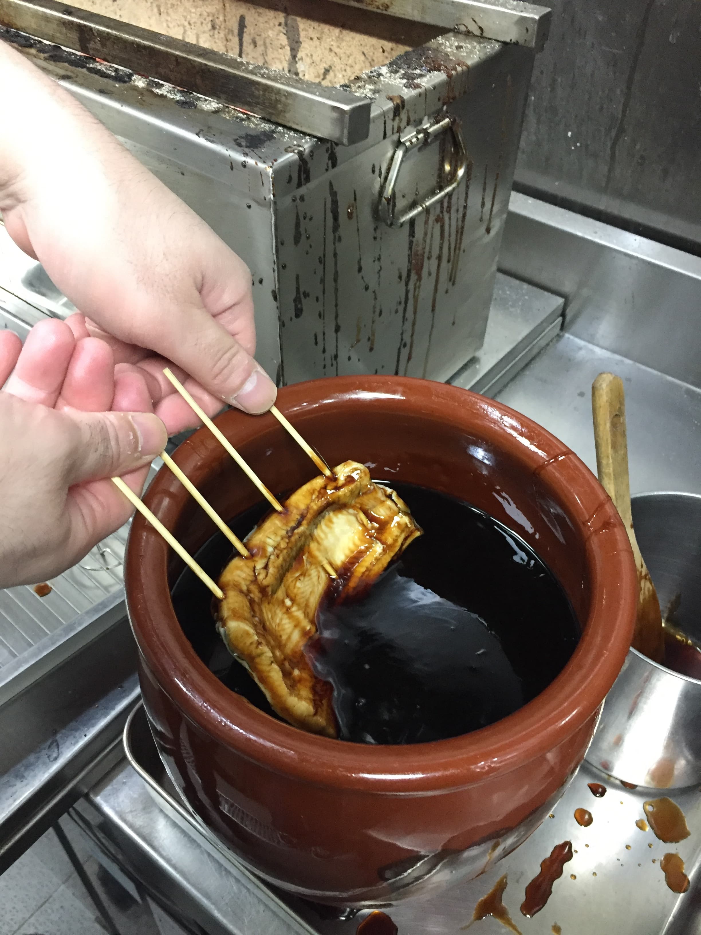 蒸過的鰻魚先浸入祕製醬汁。