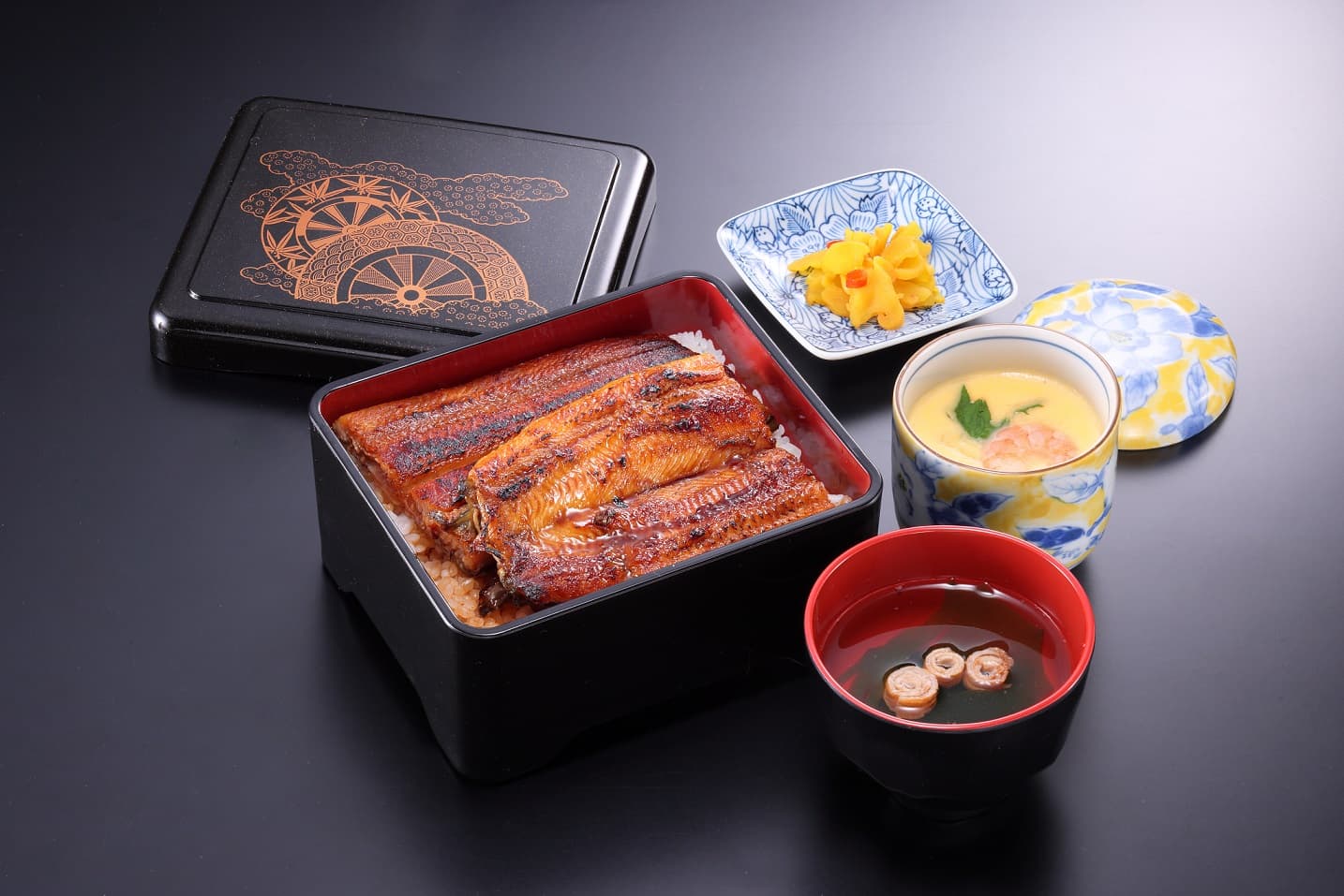 「鰻魚蓋飯」鬆軟,醬汁甜鹹適中,米飯保有濕度及Q度。(套餐480元起/份,三角提供)