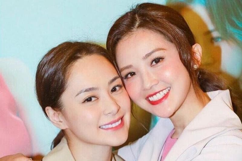 好友「阿Sa」蔡卓妍(右)替阿嬌緩頰,表示阿嬌之前就有賀爾蒙失調的問題。(翻攝自阿嬌IG)