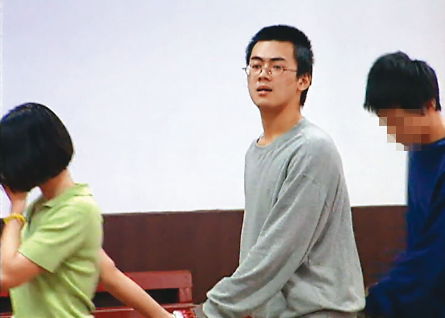 開庭結束還押時,毫無悔意的林清岳(中)怒嗆記者:「你們有無人性?」(東森新聞提供)