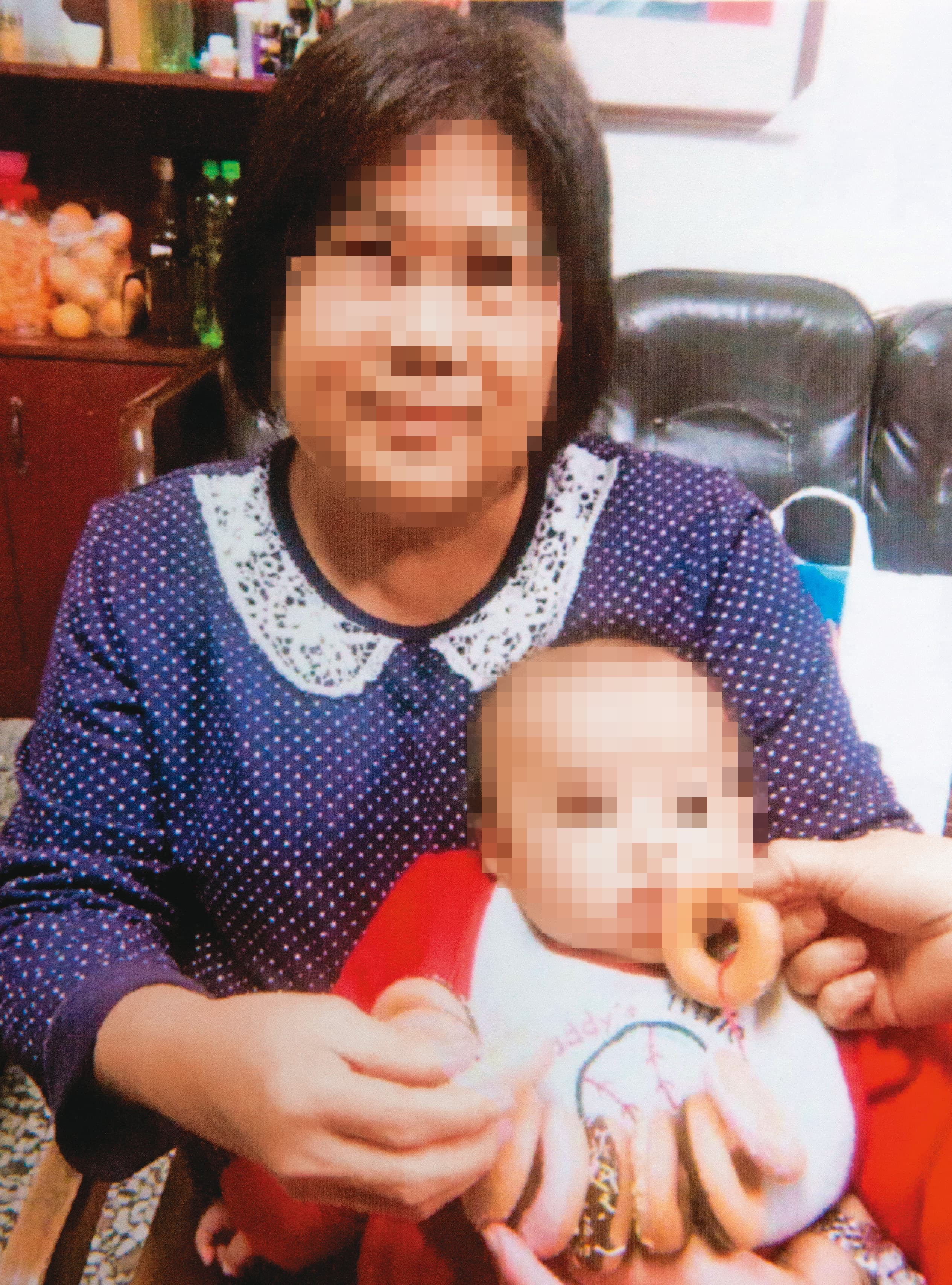 王姓婦人(左)在內視鏡手術前,還能抱孫子,健康狀況跟正常人差不多。(讀者提供)