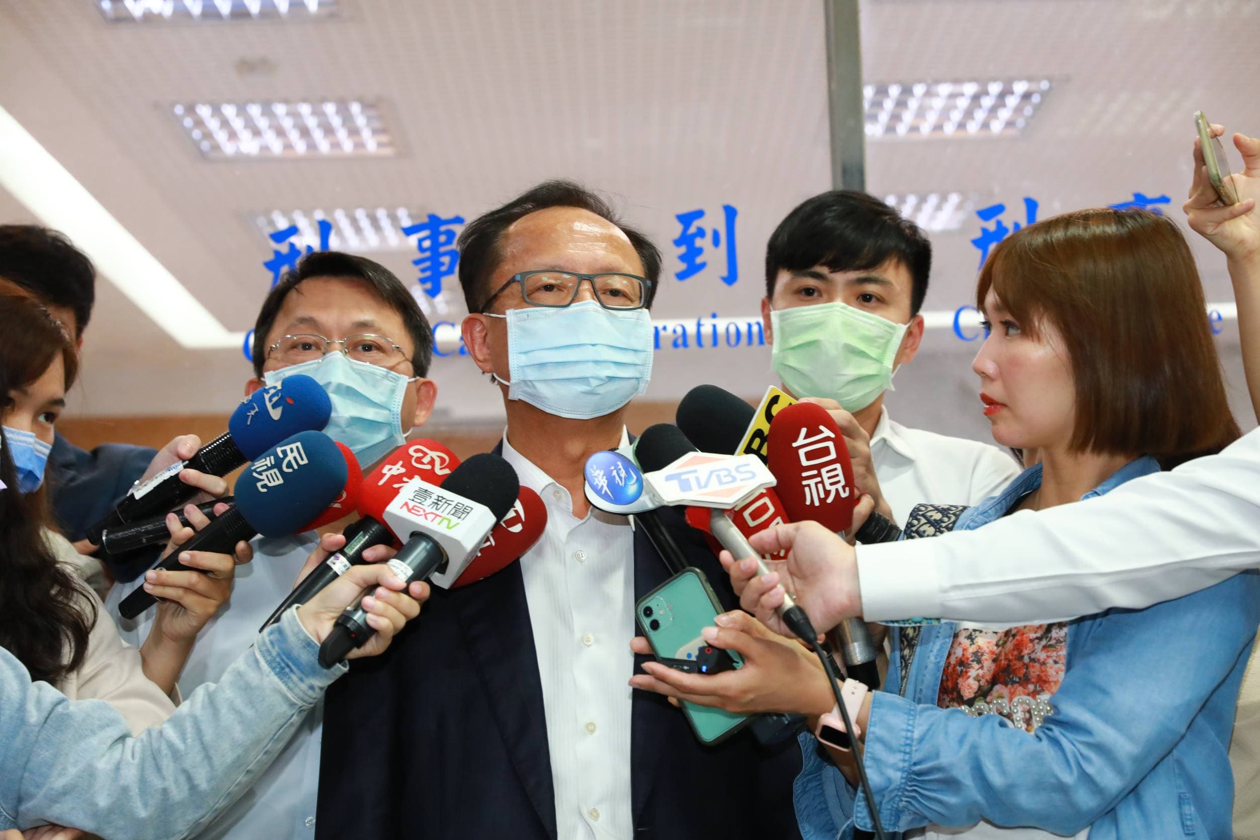 北市警局長陳嘉昌今日赴北檢說明,並交付手機供鑑定。