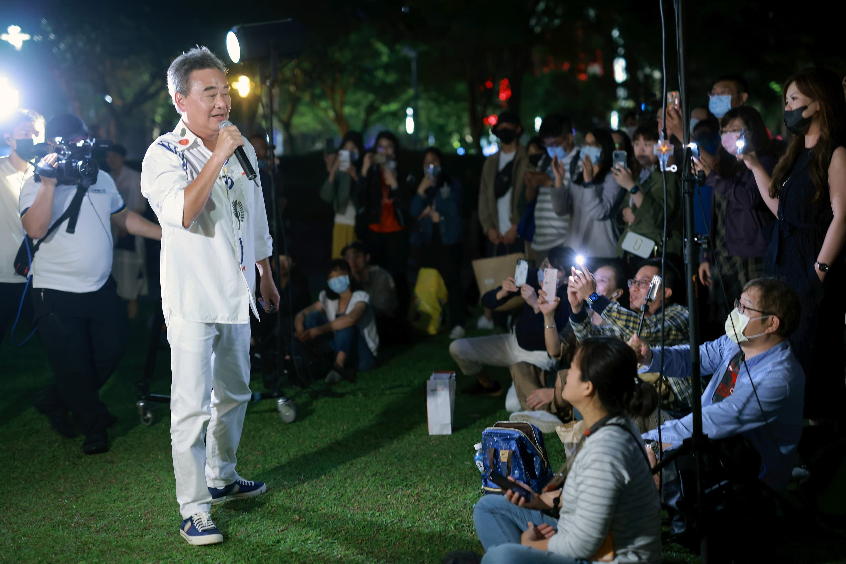 陳昇突襲式演唱讓眾人驚呼連連,尖叫與拍手聲差點掩蓋過現場樂器。(新樂園製作提供)