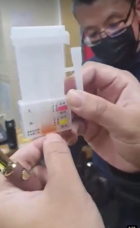 警方「加重劑量後」二度採檢,所顯示的顏色為橘色,既非陽性的紅色也非陰性的黃色,引起爭論。(左撇子提供)