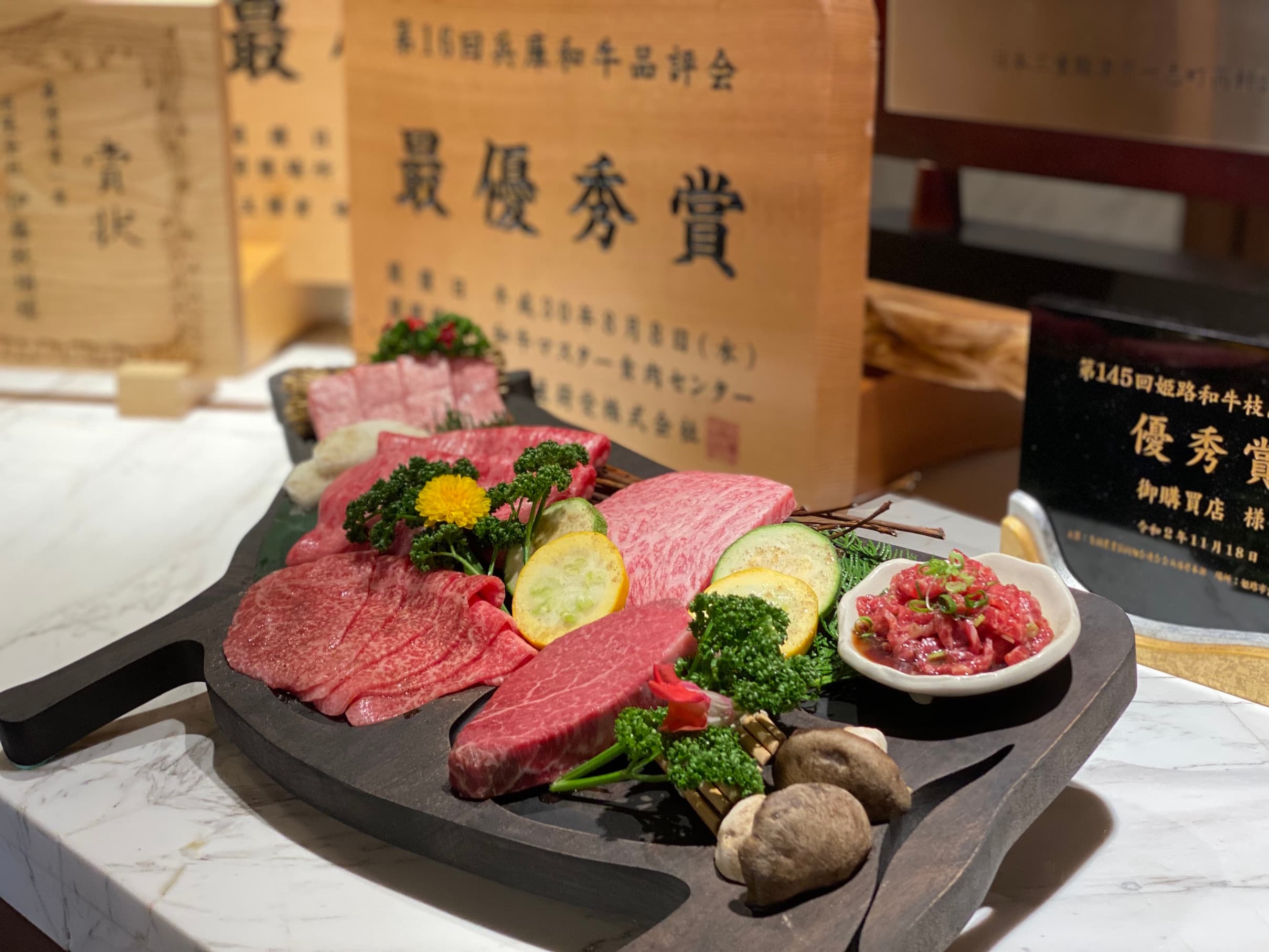 「令和元年」雙人套餐肉盤中包含二大銘柄和牛。(8,800元/雙人套餐內容)