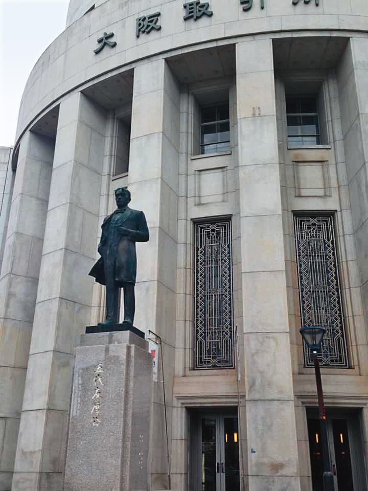 五代友厚建立了大阪證券交易所,門口設立他的銅像紀念。(翻攝自五代專案臉書)