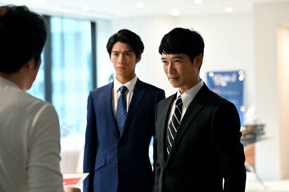 賀來賢人(中)在《半澤直樹》續篇和堺雅人搭檔,演技獲得高度肯定。(翻攝自TBS)