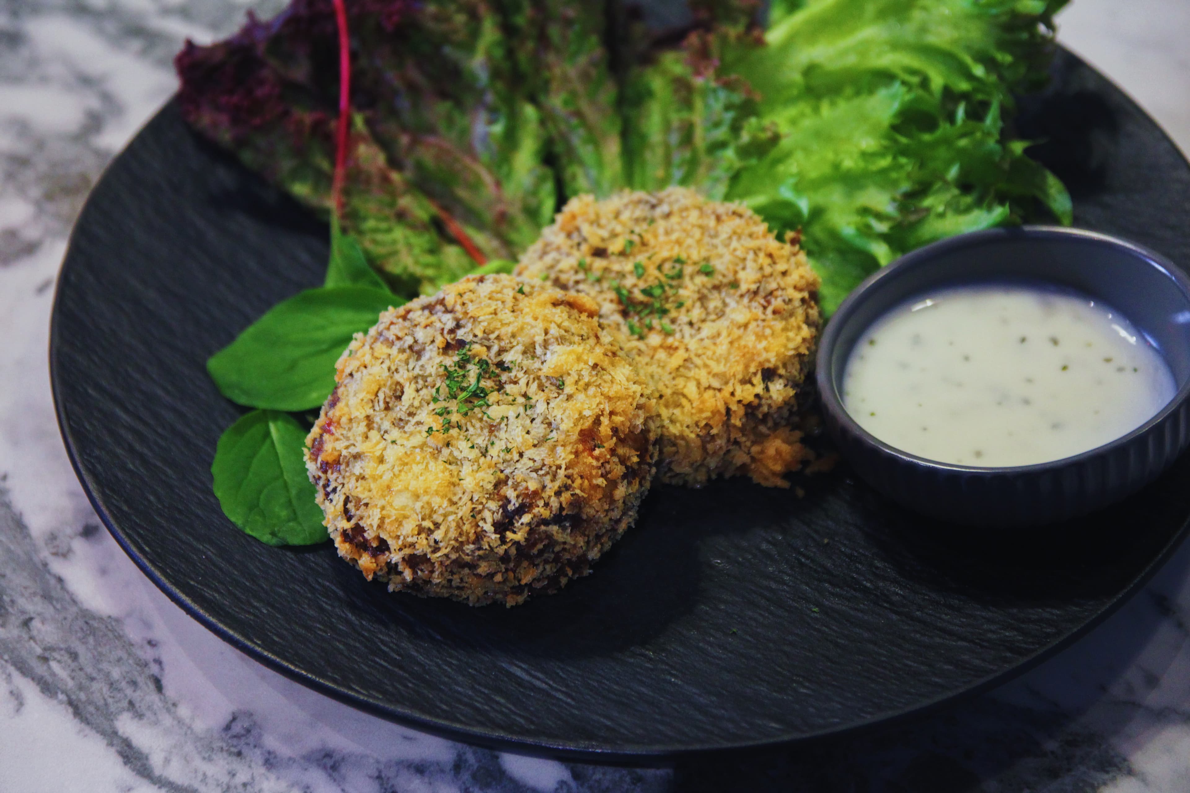 「炸奶油蟹肉餅」附上的酸奶醬與蟹肉餅相當合拍。（480元／份）