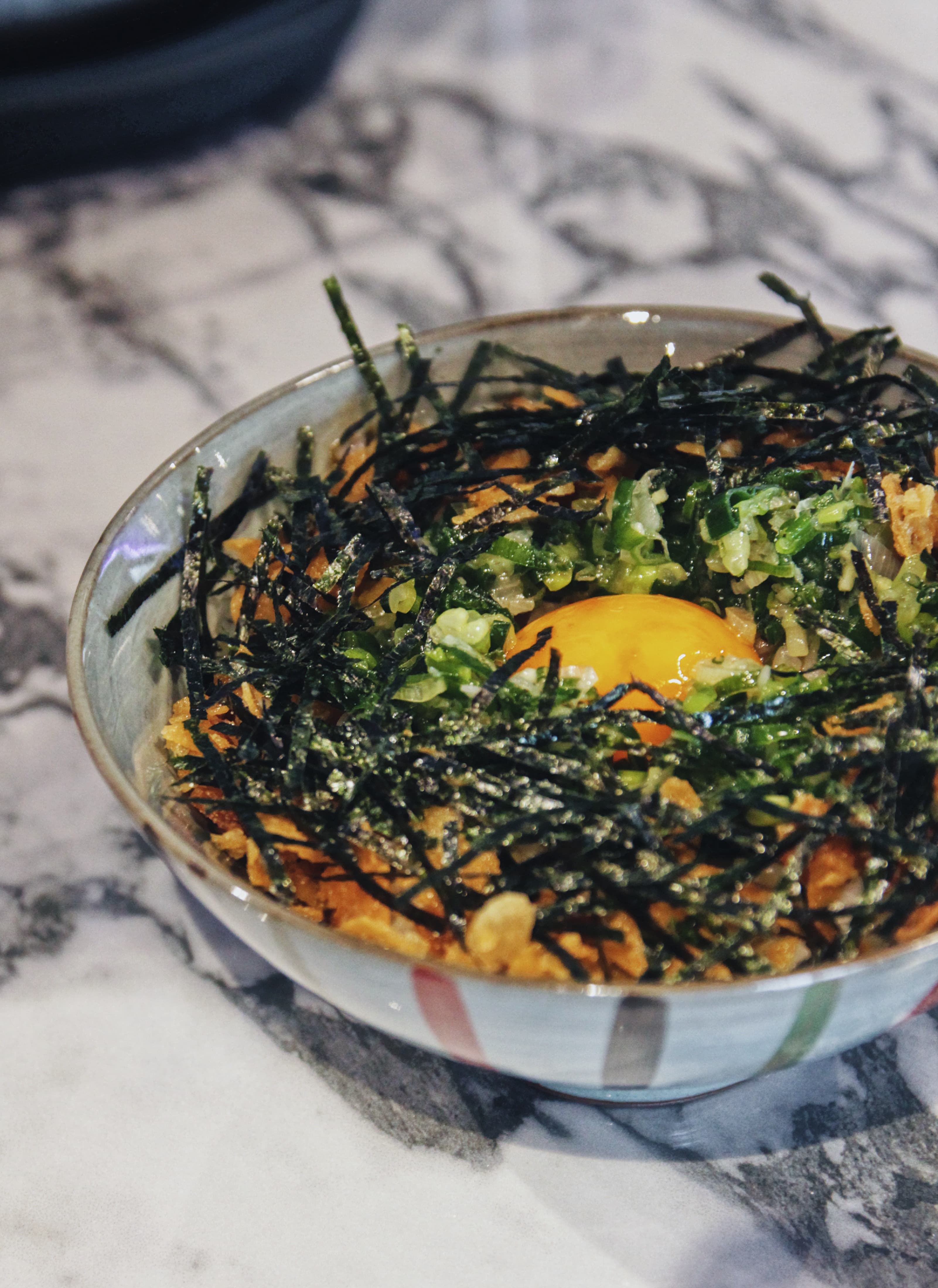 「樂見蔥油拌飯」鋪上一層炸油條碎片，扮著熟蛋入口讓懷舊古早味換新貌。（136元／份）