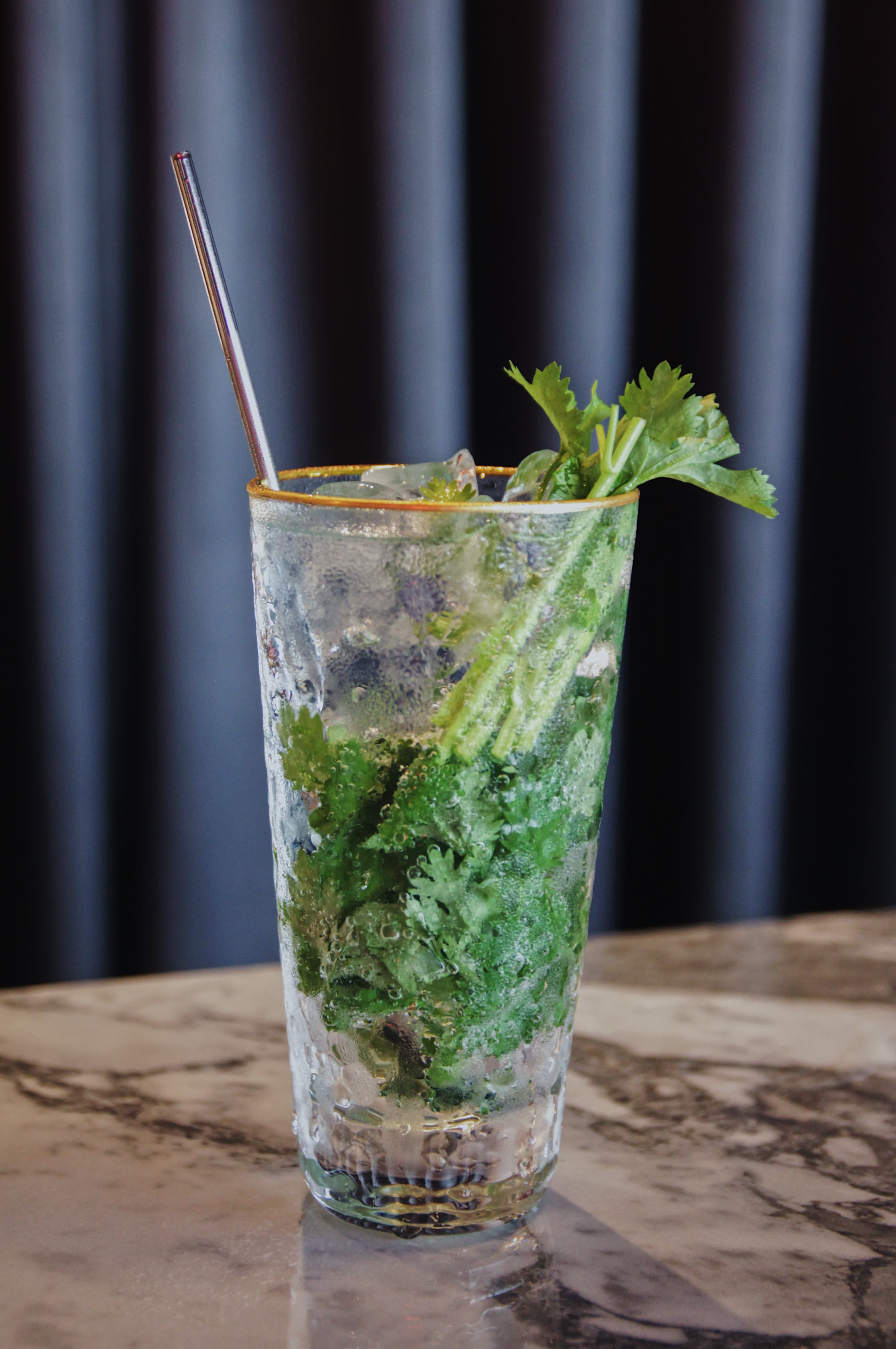 「老闆我要加香菜」其實是琴湯尼中放入大把香菜。（210元／杯）