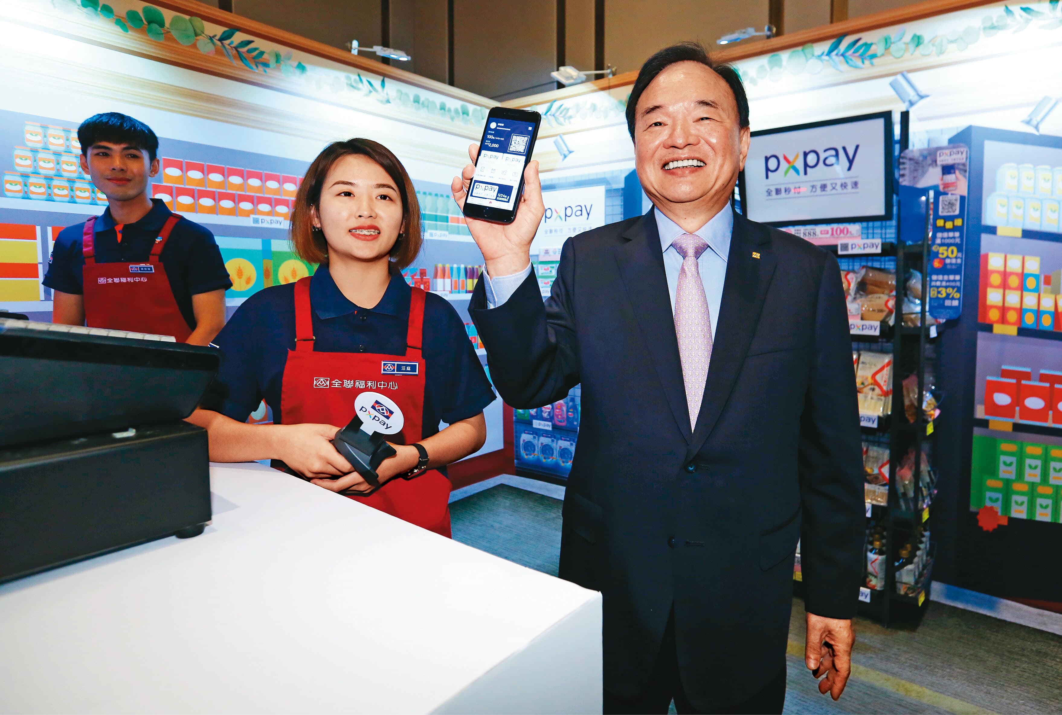 隨著電商、外送興起,林敏雄(右)也要求全聯跟上腳步做數位轉型。