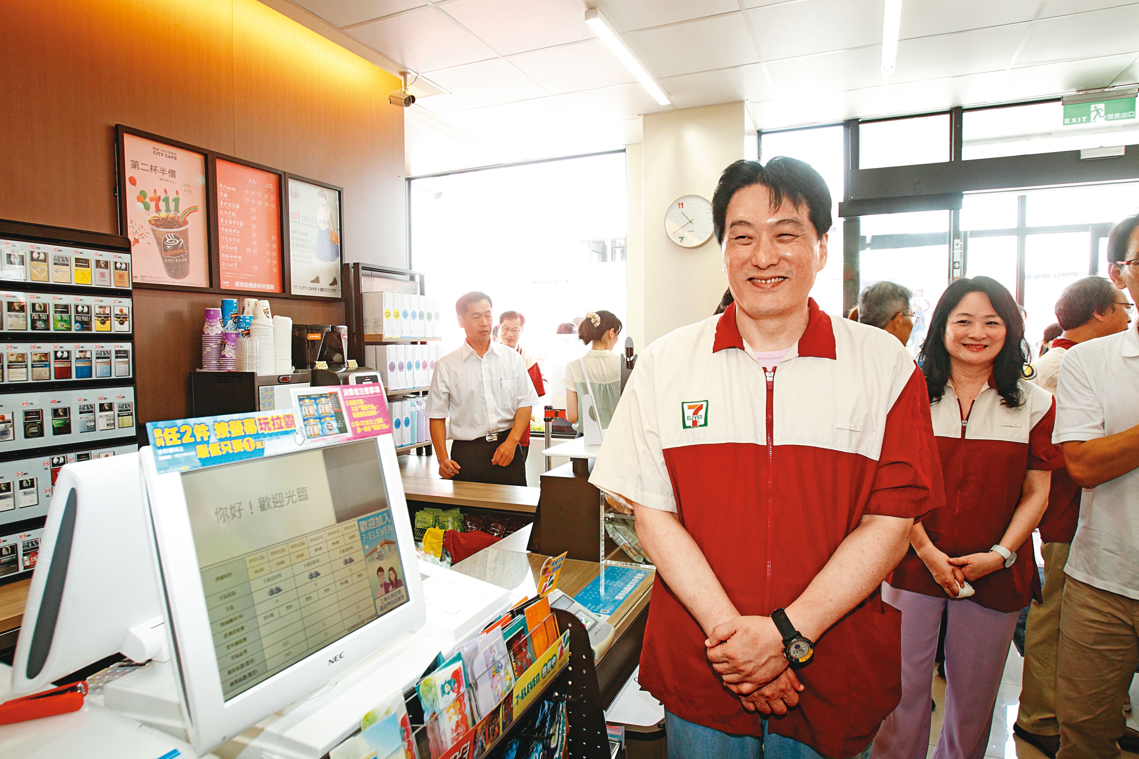 羅智先(右2)日前透露,未來超商將進入大投資階段,準備把便利性再做延伸,要讓消費者越來越懶。