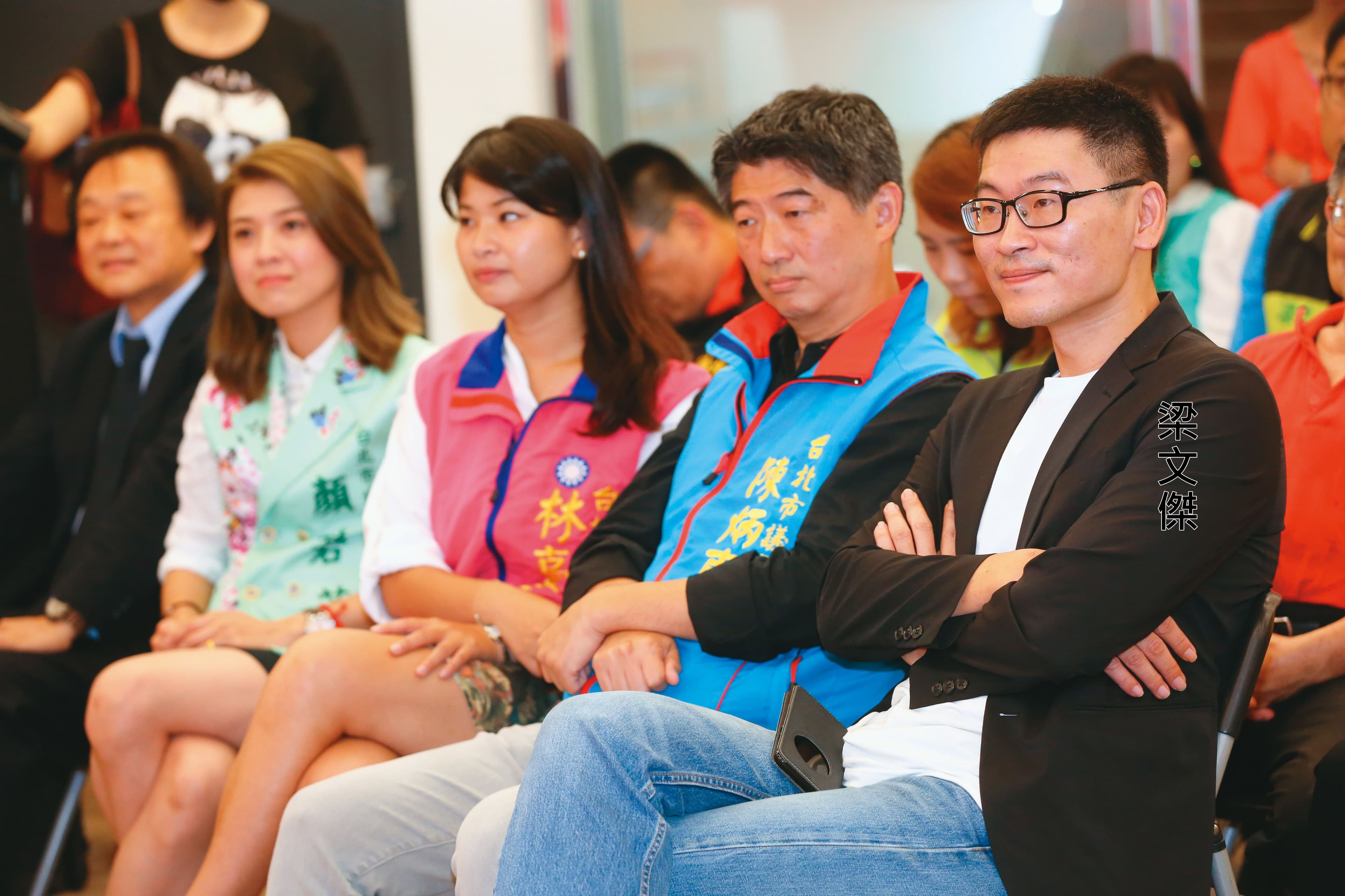 民進黨討論「一年條款」時,中常委、台北市議員梁文傑(右一)曾擔憂會導致「舊疾復發」,再爆出黑道入黨情事。