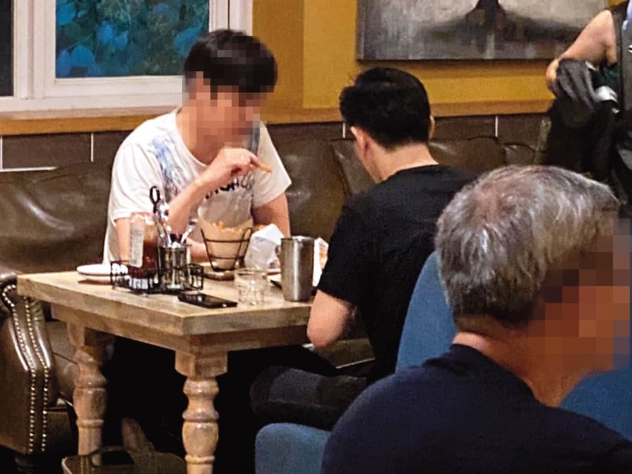 18:35,張立昂(右)跟男性友人(左)約吃晚餐,顯得相當愜意。