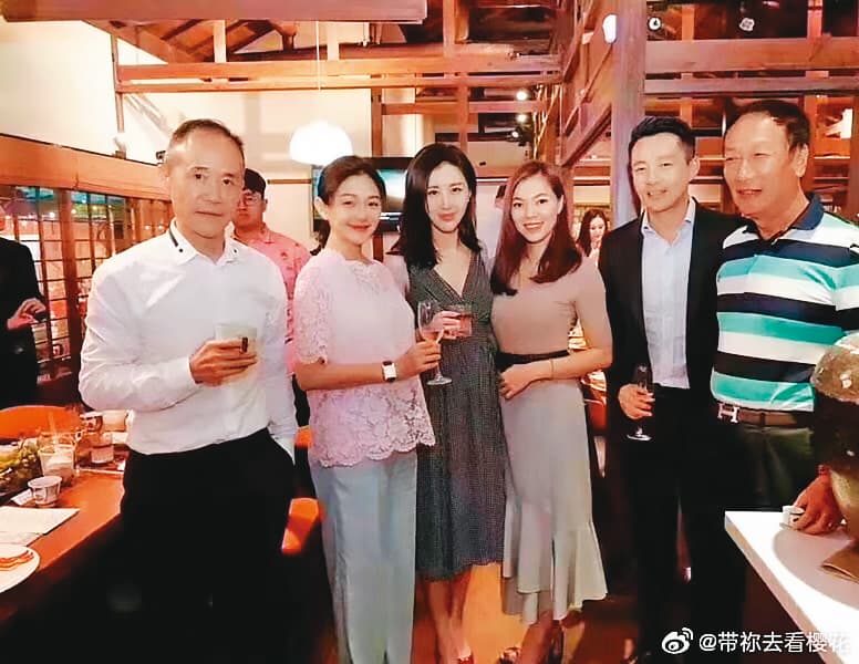 郭台銘(右)曾被大陸地產大亨、萬科集團董事長王石(左)邀請一起攀登世界最高的聖母峰。圖為2018年王石偕夫人田朴珺(左3)參加郭董家宴合照。(翻攝自微博)
