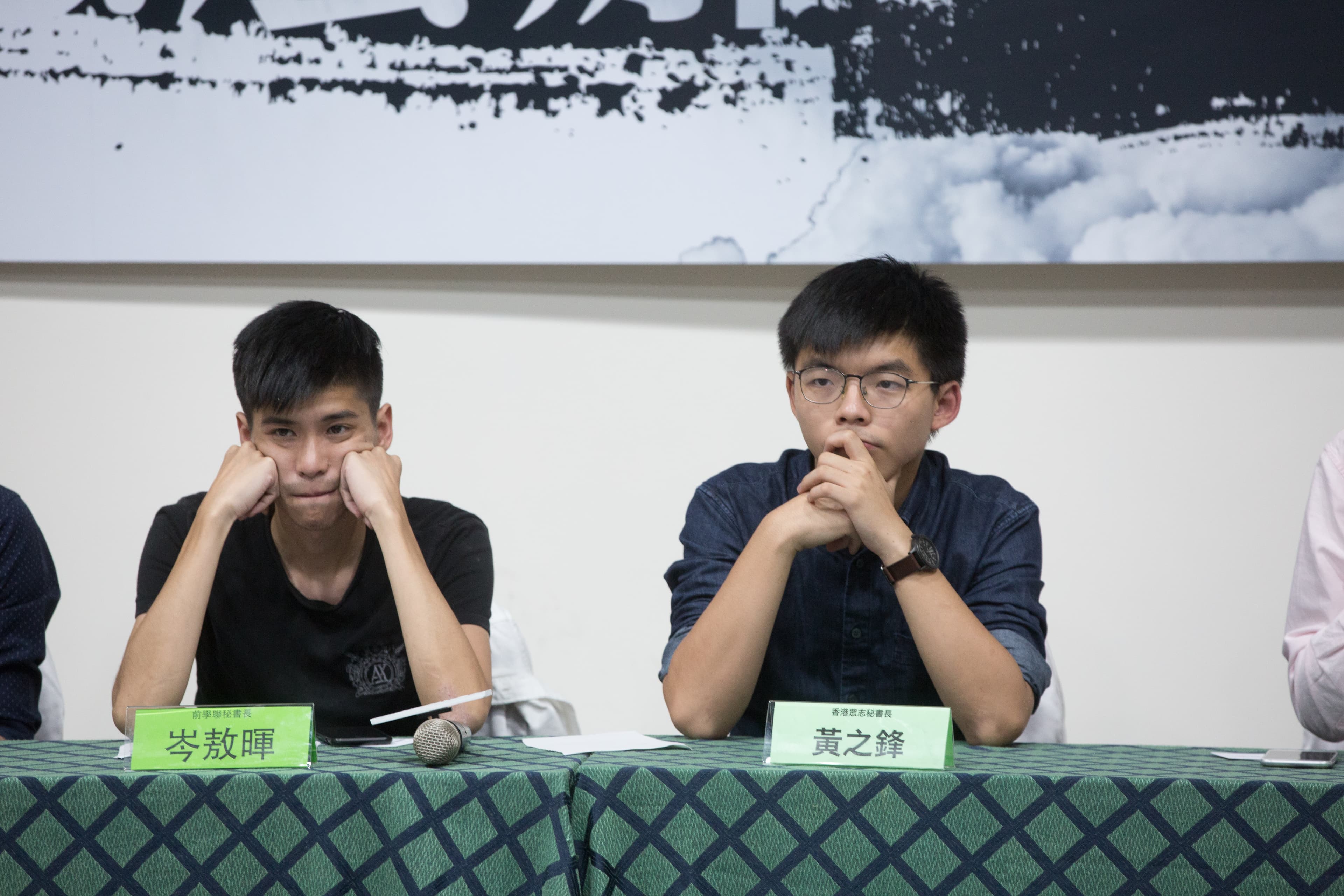 黃之鋒(右)、岑敖暉等人去年參加六四紀念晚會,遭依非法集結為由判刑。(本刊資料照)