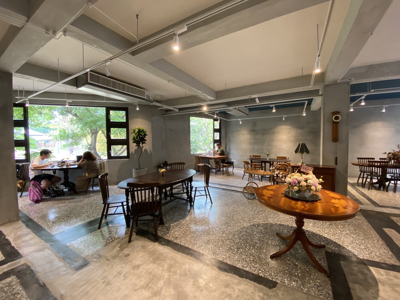 蔛菟結合古董家具、簡約留白的設計,通透的空間更像畫廊展場。