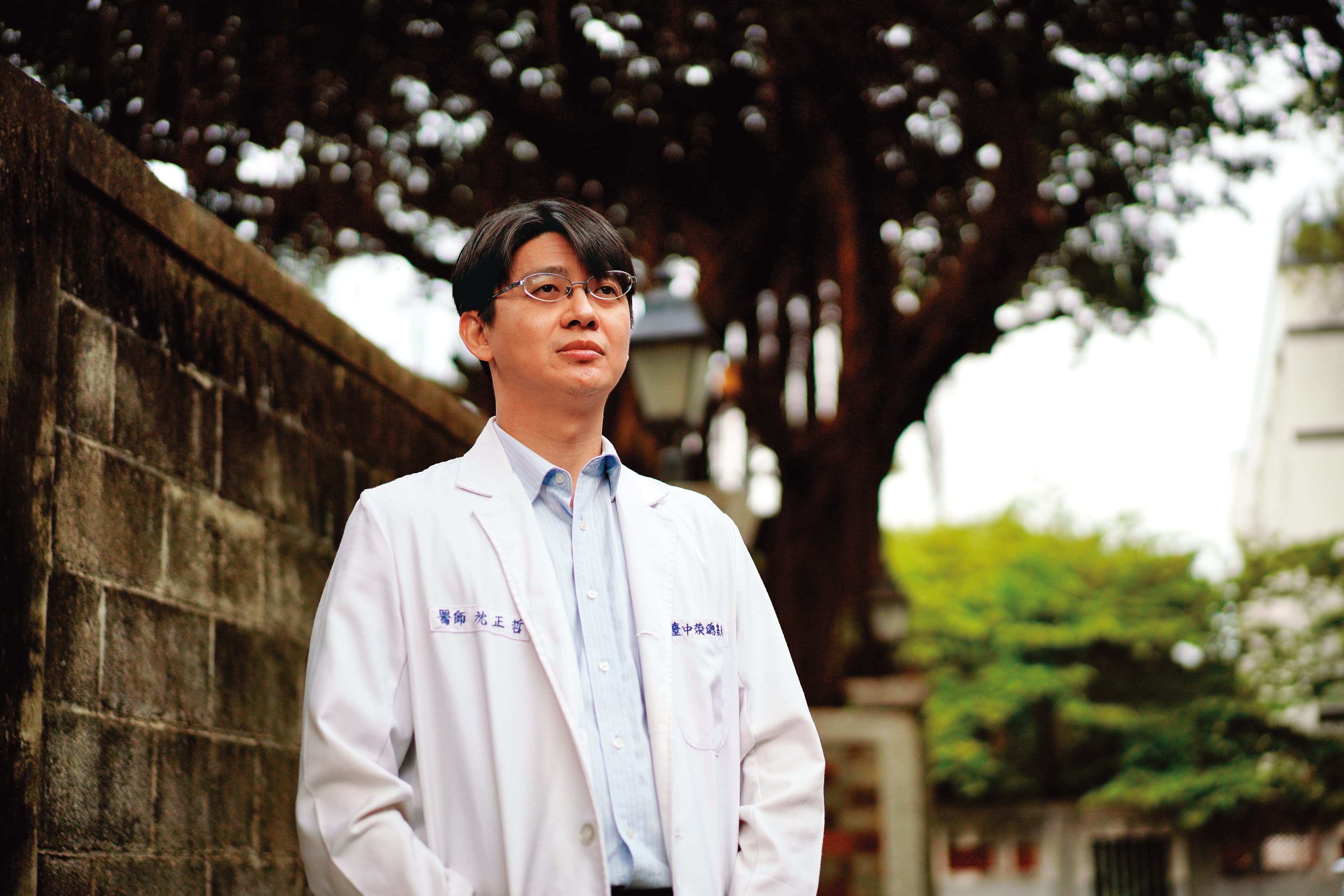 沈正哲長年居於醫院提供的宿舍,距病房診間不過500公尺,他的生活幾乎被工作塞滿,不能理解為何因一次鑑定,承受無良醫師罵名。