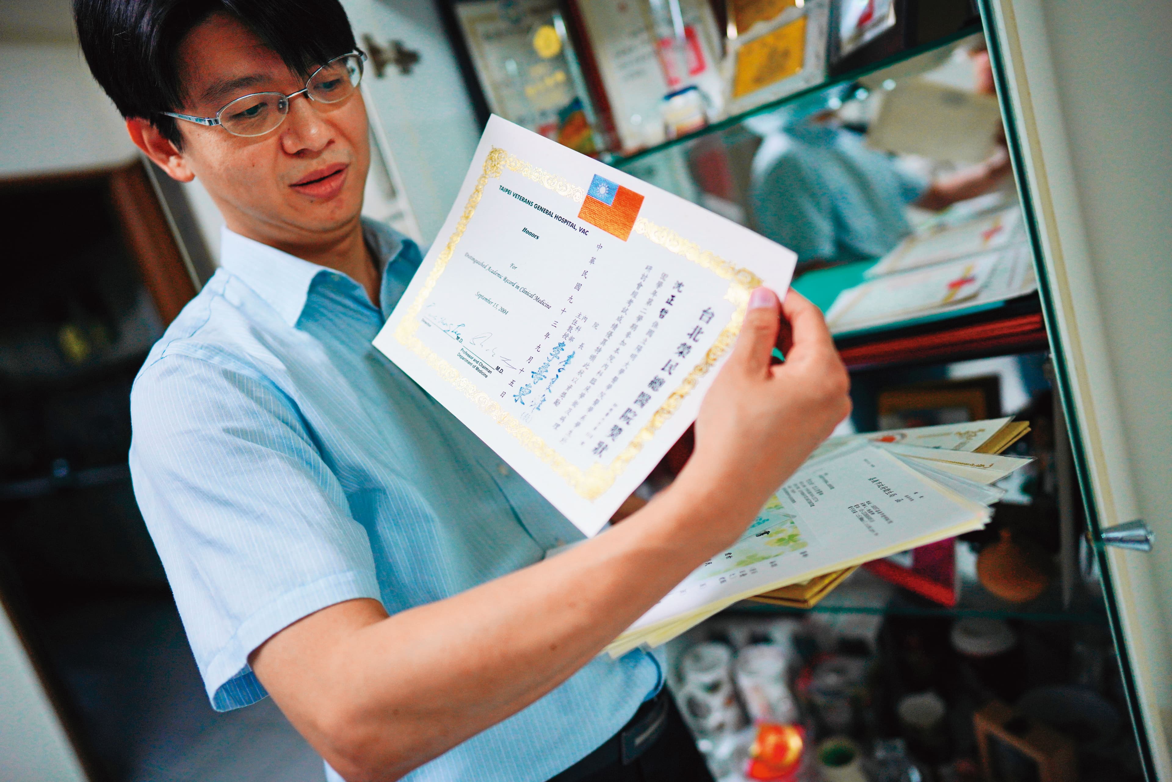 沈正哲平日忙於工作,沒有太多興趣,家中電視櫃最上層,存放他從大學至今領到的各種獎狀、獎盃,像是生活和感情空白兌換的獎品。