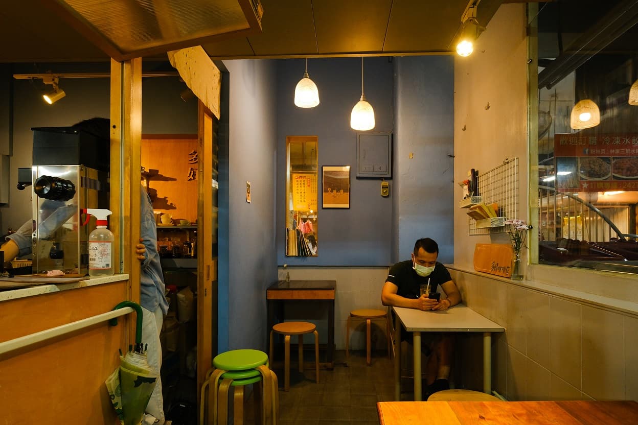 小小的咖啡店，卻能分出舒適的座位區與吧檯區。