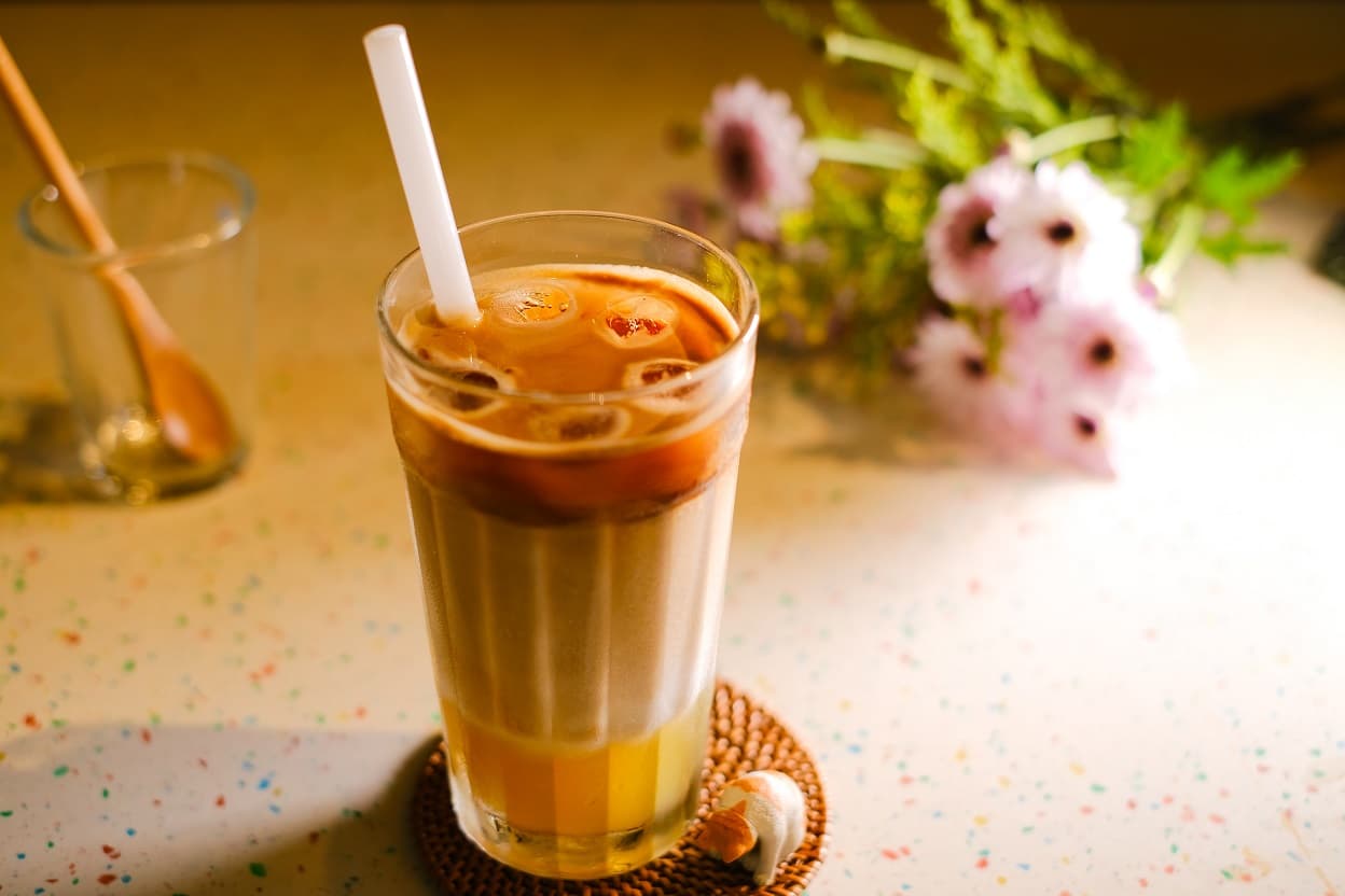 店內的特殊飲品「甘夏拿鐵」，底層是清爽甘甜的甘蔗汁。（100元／杯）