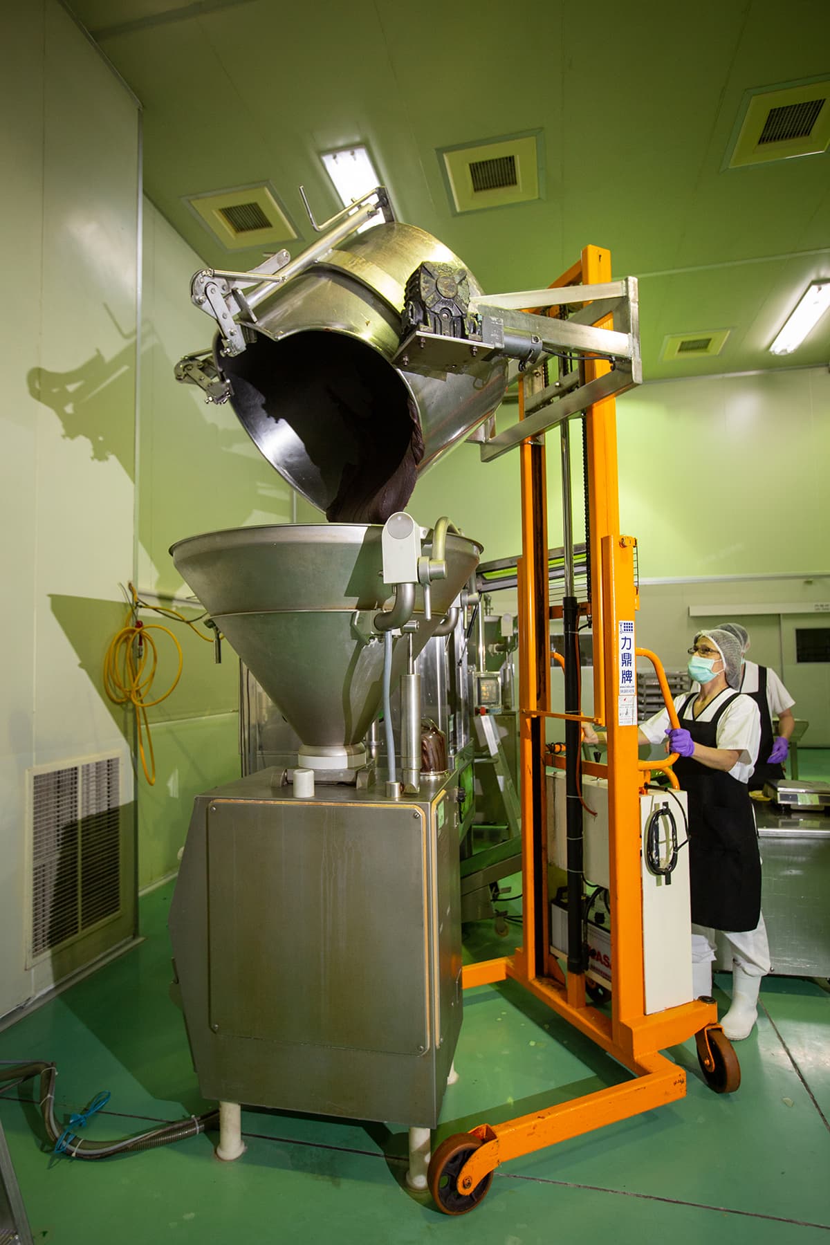 總億食品利用自動化生產線提高效率與產量,除了台製炒餡機器,還使用日本包裝機與德國充填機。