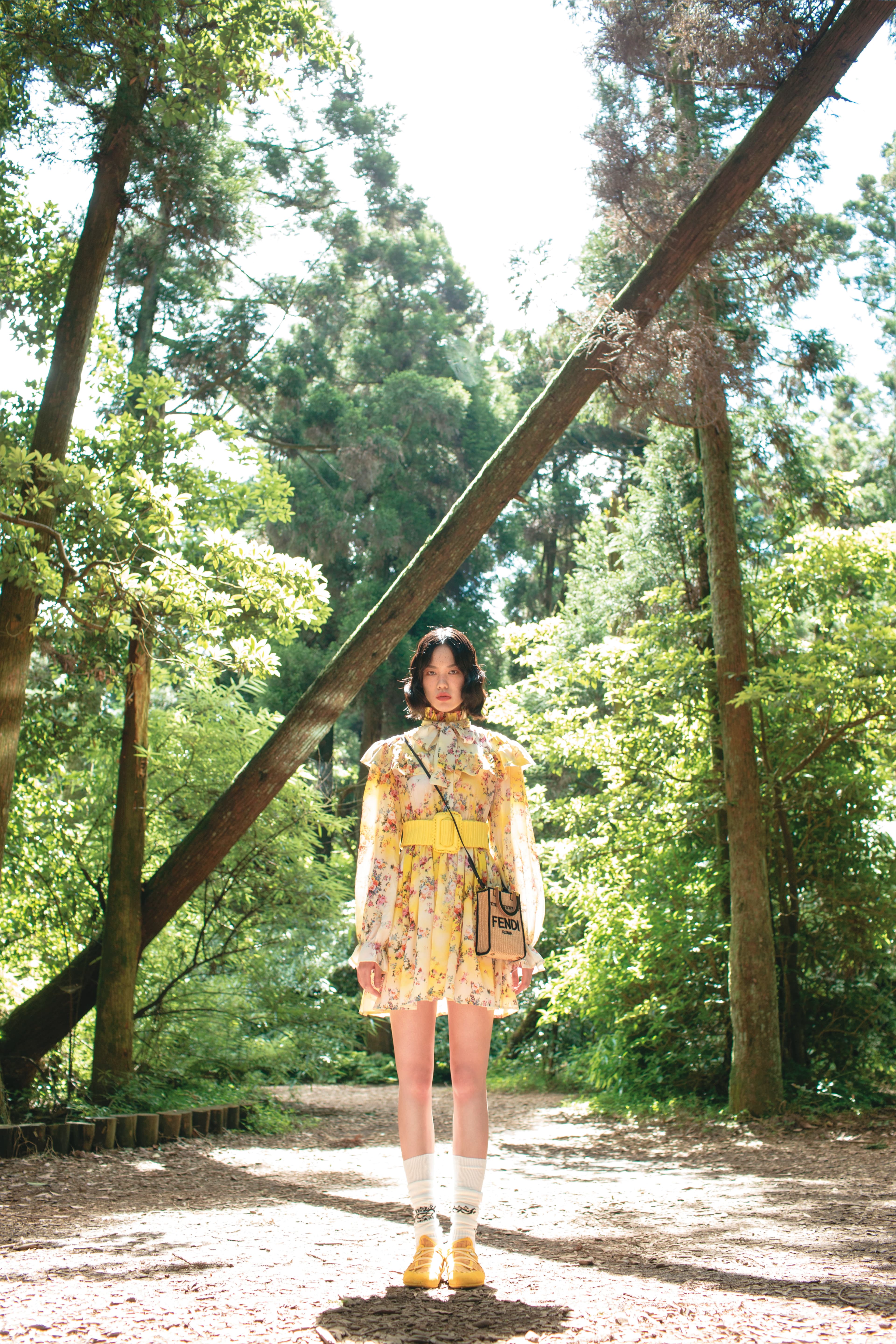 黃色碎花洋裝 價格未定by MSGM；黃色腰封 NT$11,300 by MSGM；Vertigo系列編織造型 Mini Sunshine Shopper包款 NT$49,000 by FENDI；GG Logo棉質長襪 NT$6,600 by GUCCI；Vertigo系列Flex運動鞋 NT$26,000 by FENDI。
