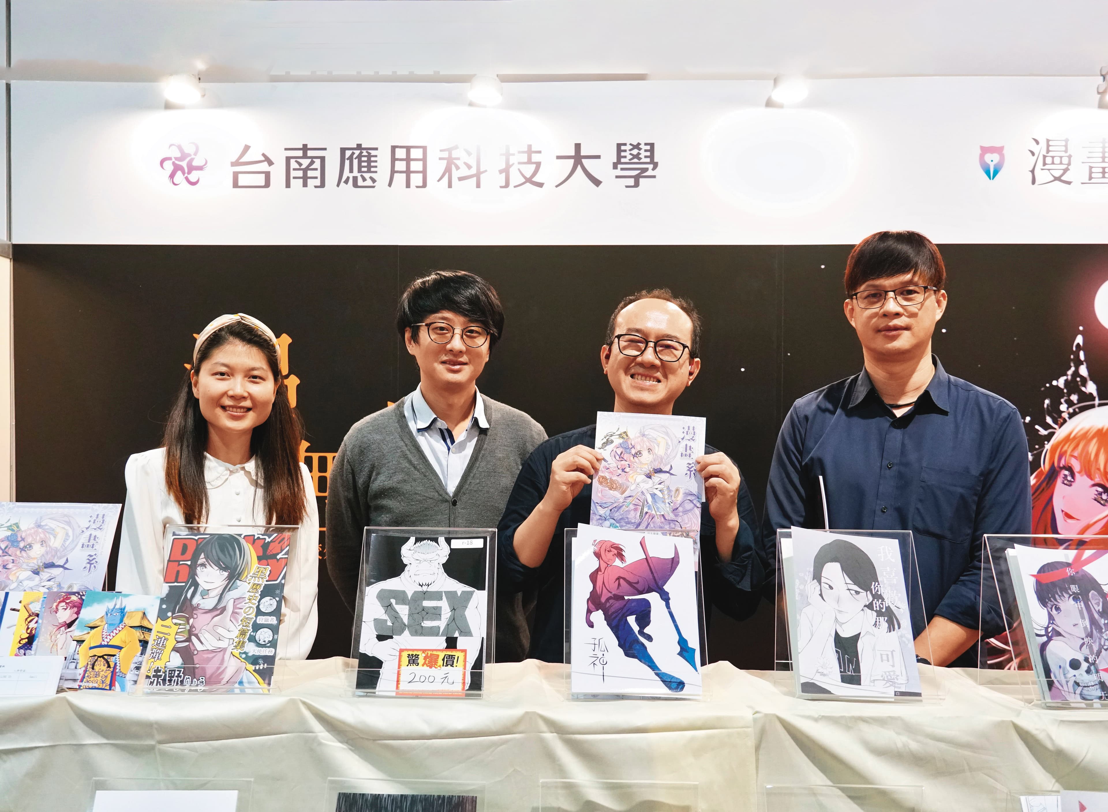 南應大漫畫學士學程由系主任陳定凱(右2)帶隊北上,選在CWT57舉辦畢業展。