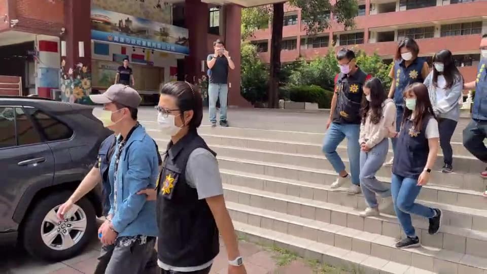 徐男一夥人被移送雄檢偵辦。(翻攝畫面)