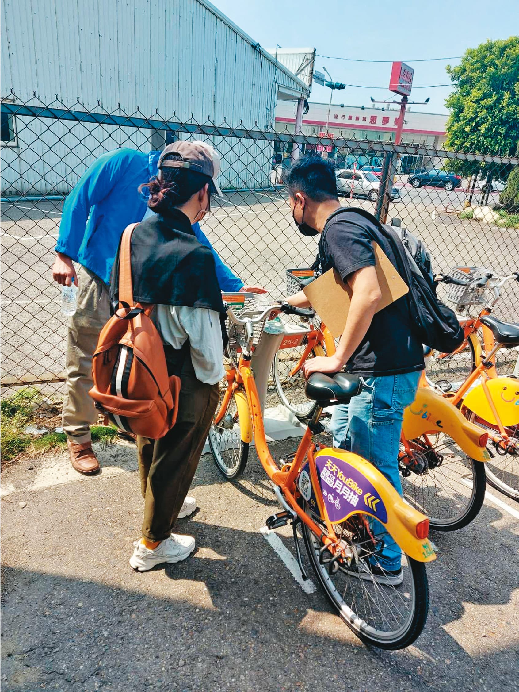 YouBike彰化鹿港基督教醫院站4月6日完成設備點交,但微笑單車遭爆隔日就私自拆走25根車柱內的關鍵晶片SAM卡。圖為點交當天畫面。(讀者提供)