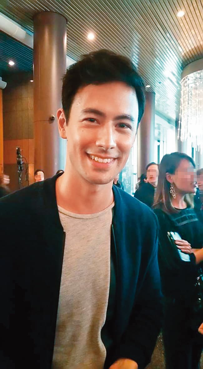 吳宇衛在新加坡曾拍攝過多部影集,也是節目主持人。(翻攝自吳宇衛臉書)